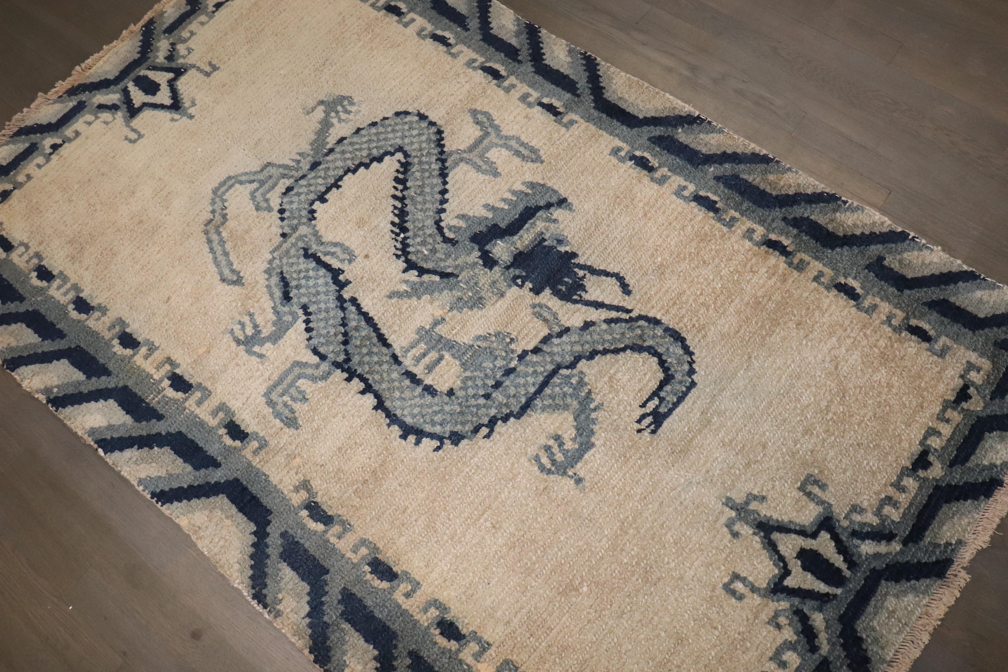 Colección Zabihi Alfombra Mongola Dragón Antiguo siglo XX en venta