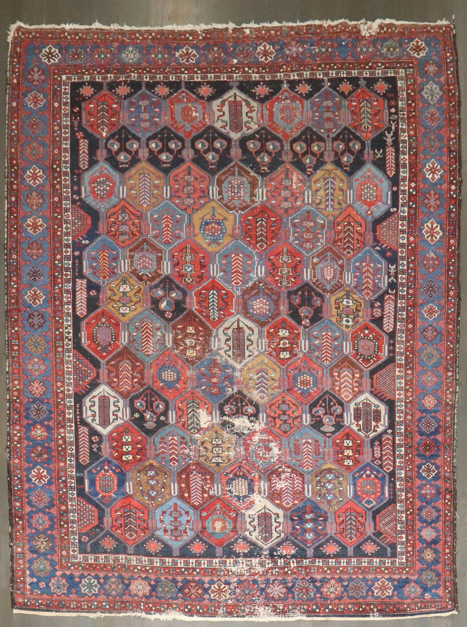 Zabihi Collection Antike Geometrische Persische Bakhtiari Getragene Teppich im Angebot 3