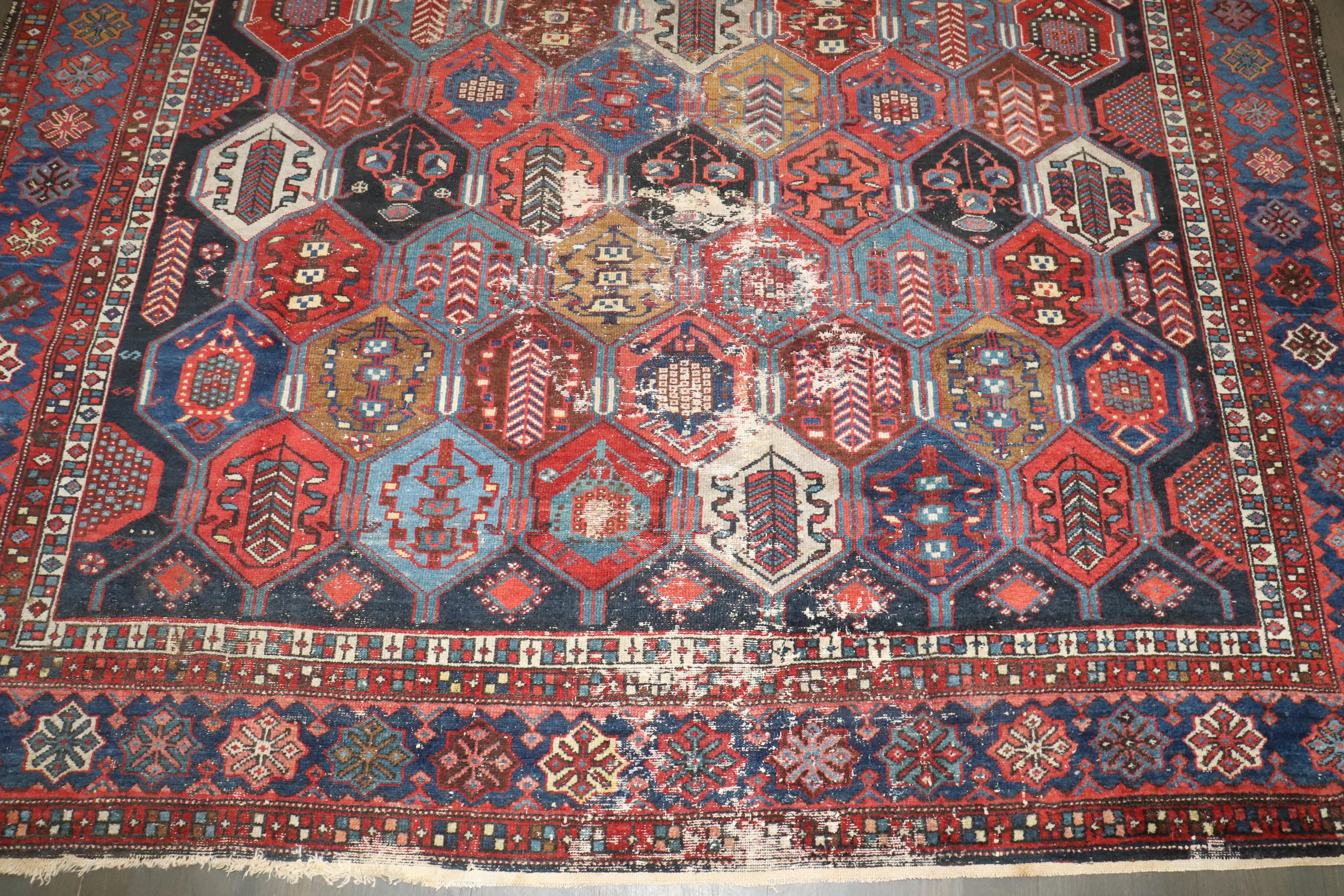  ein beschädigter persischer Bachtiari aus dem frühen 20.

Einzelheiten
Teppich nein.	j4507
Größe	7' 3