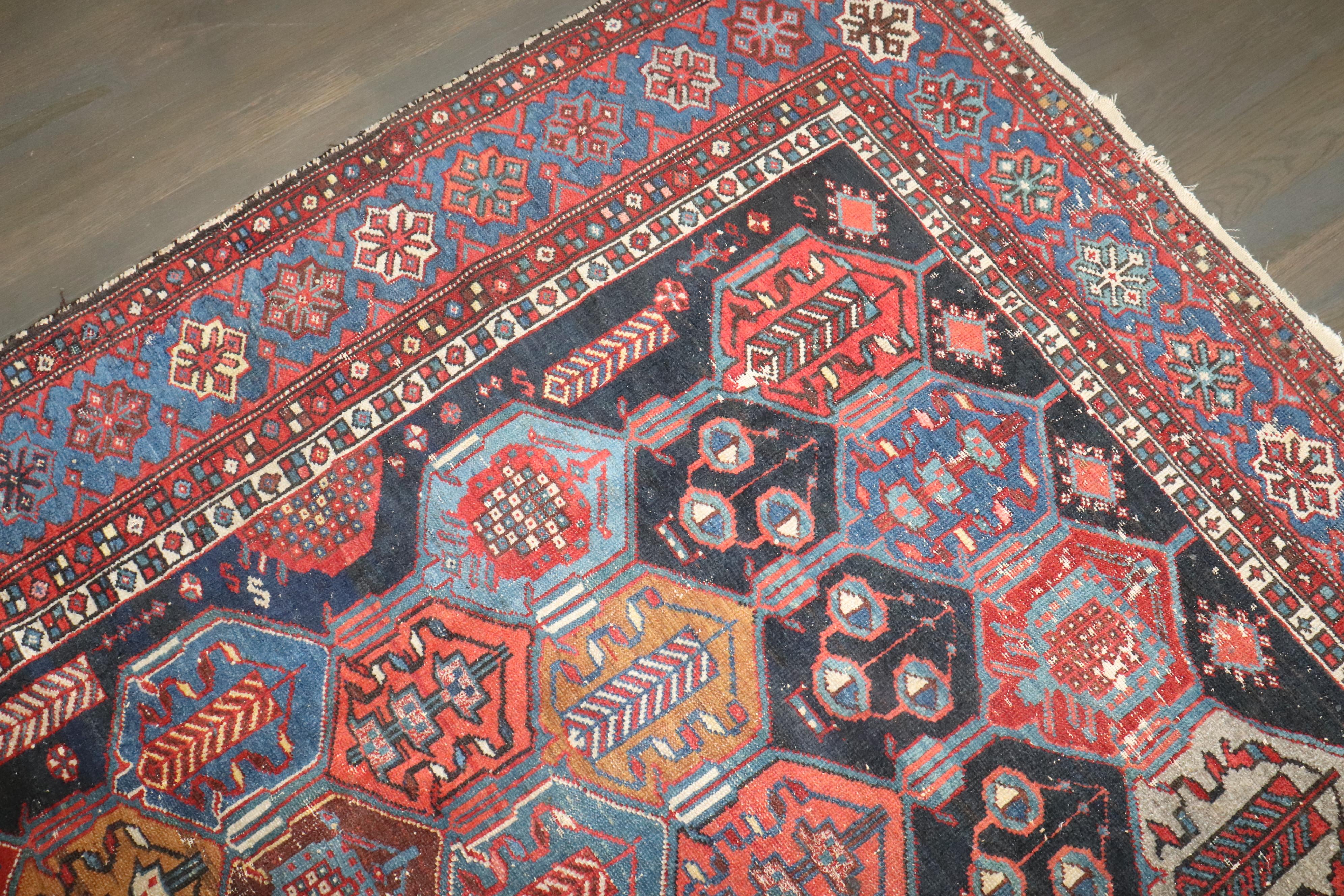 Zabihi Collection Antike Geometrische Persische Bakhtiari Getragene Teppich (Handgeknüpft) im Angebot