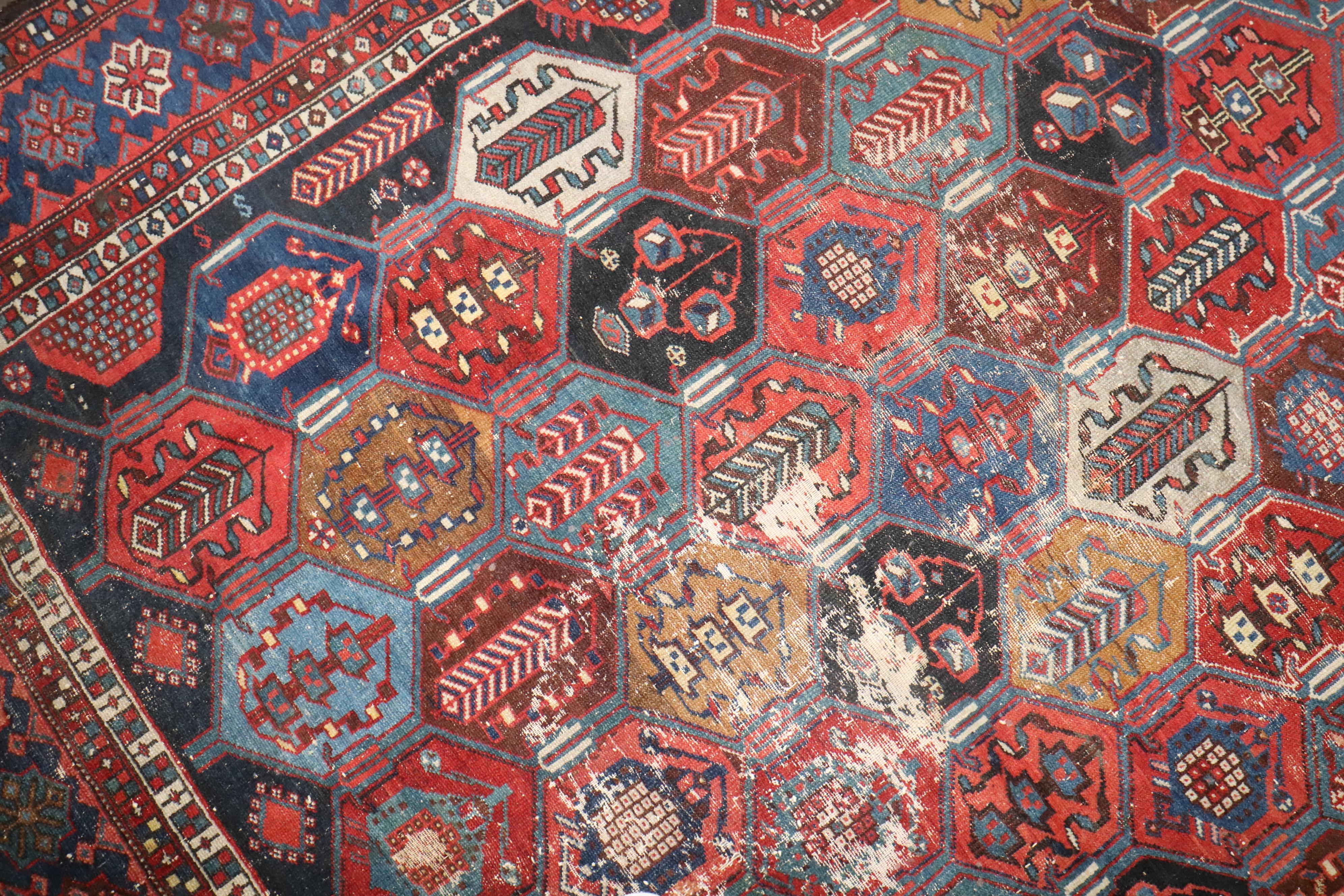 Zabihi Collection Antike Geometrische Persische Bakhtiari Getragene Teppich im Zustand „Relativ gut“ im Angebot in New York, NY