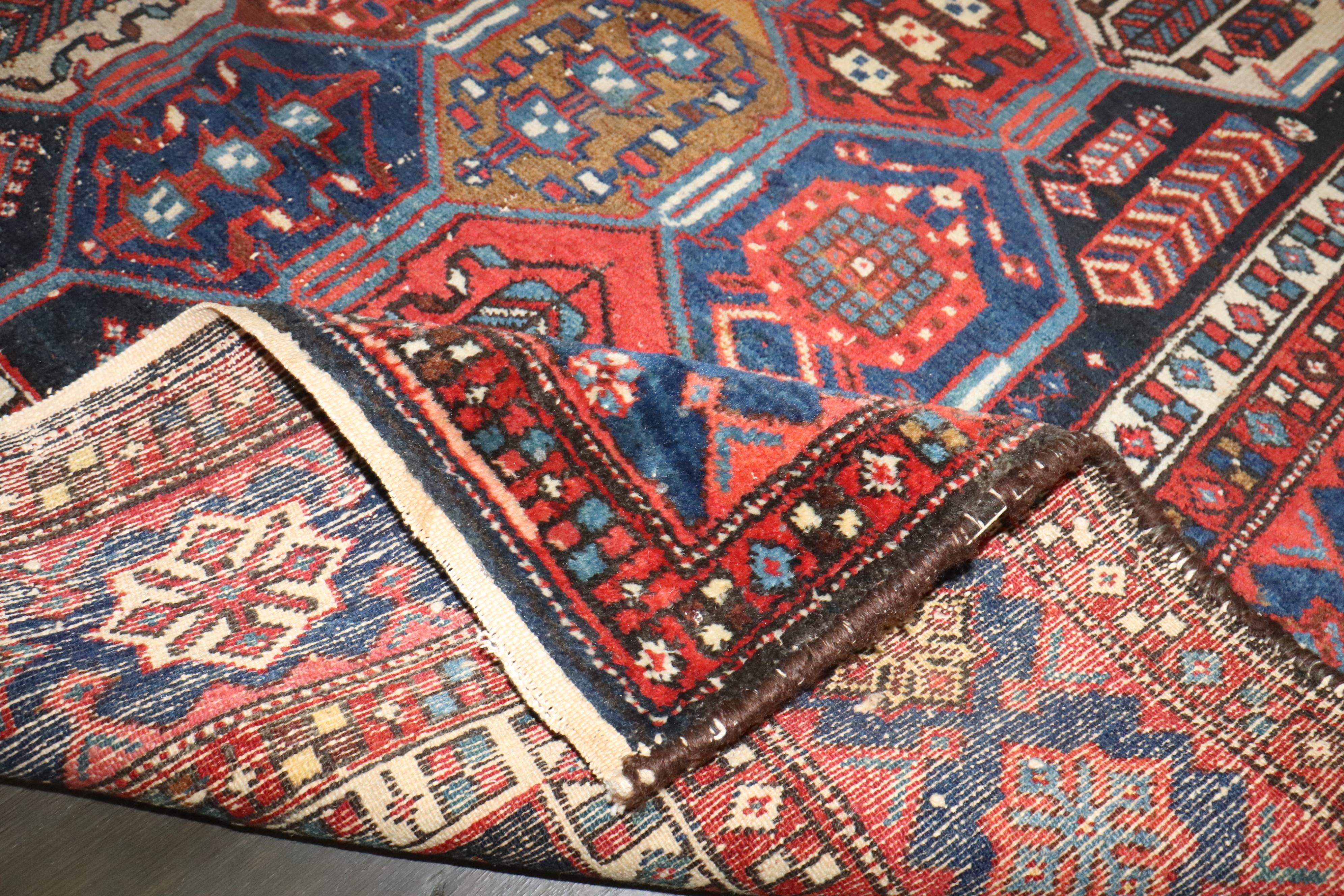 Zabihi Collection Antike Geometrische Persische Bakhtiari Getragene Teppich (20. Jahrhundert) im Angebot