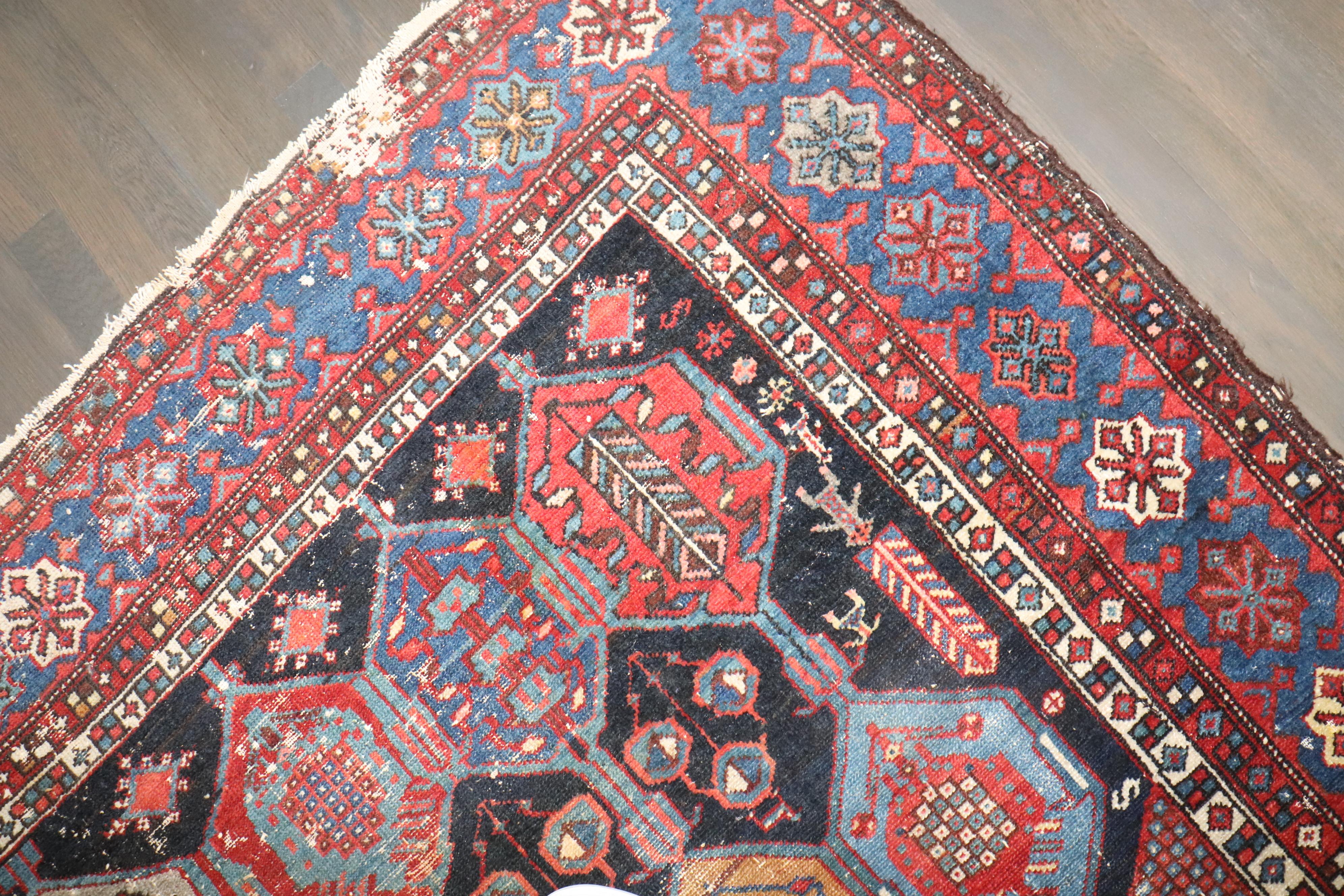 Zabihi Collection Antike Geometrische Persische Bakhtiari Getragene Teppich im Angebot 1