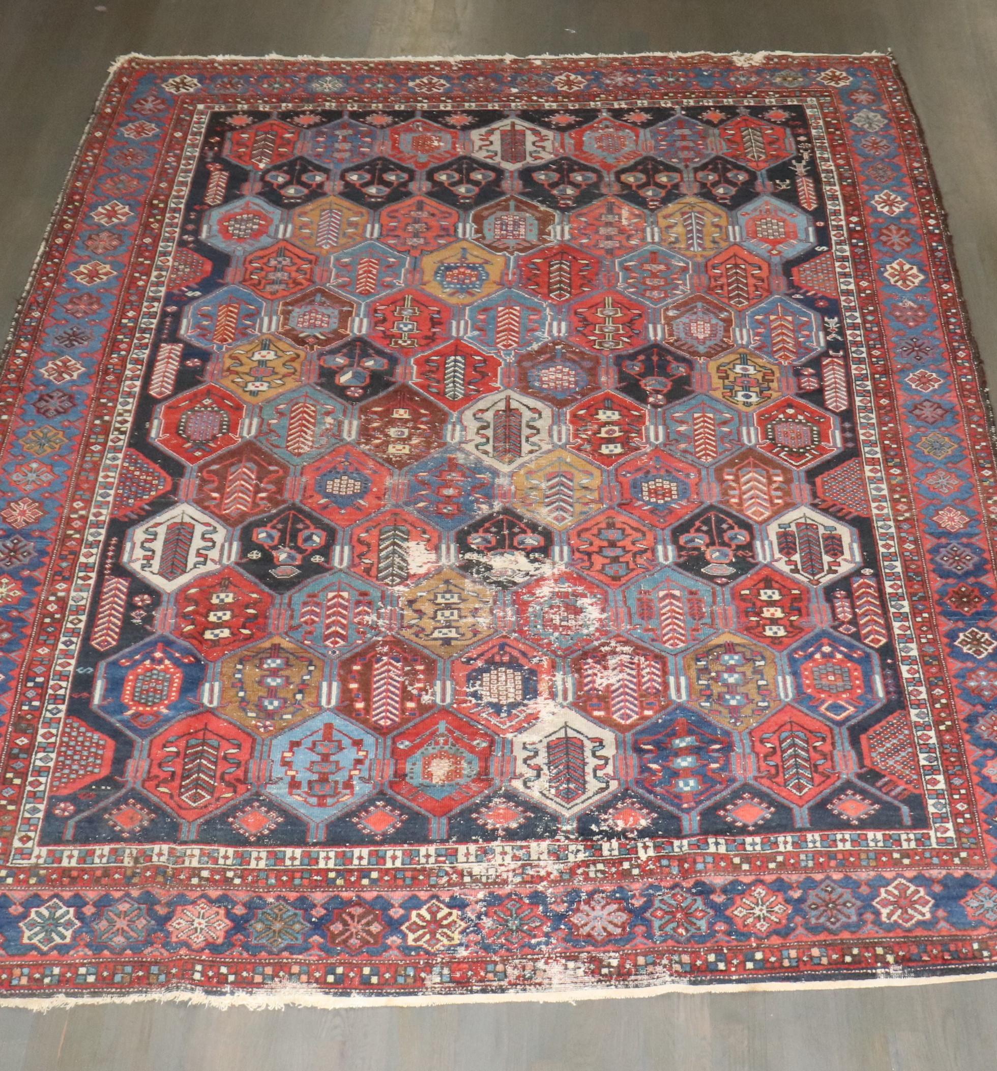 Zabihi Collection Antike Geometrische Persische Bakhtiari Getragene Teppich im Angebot 2