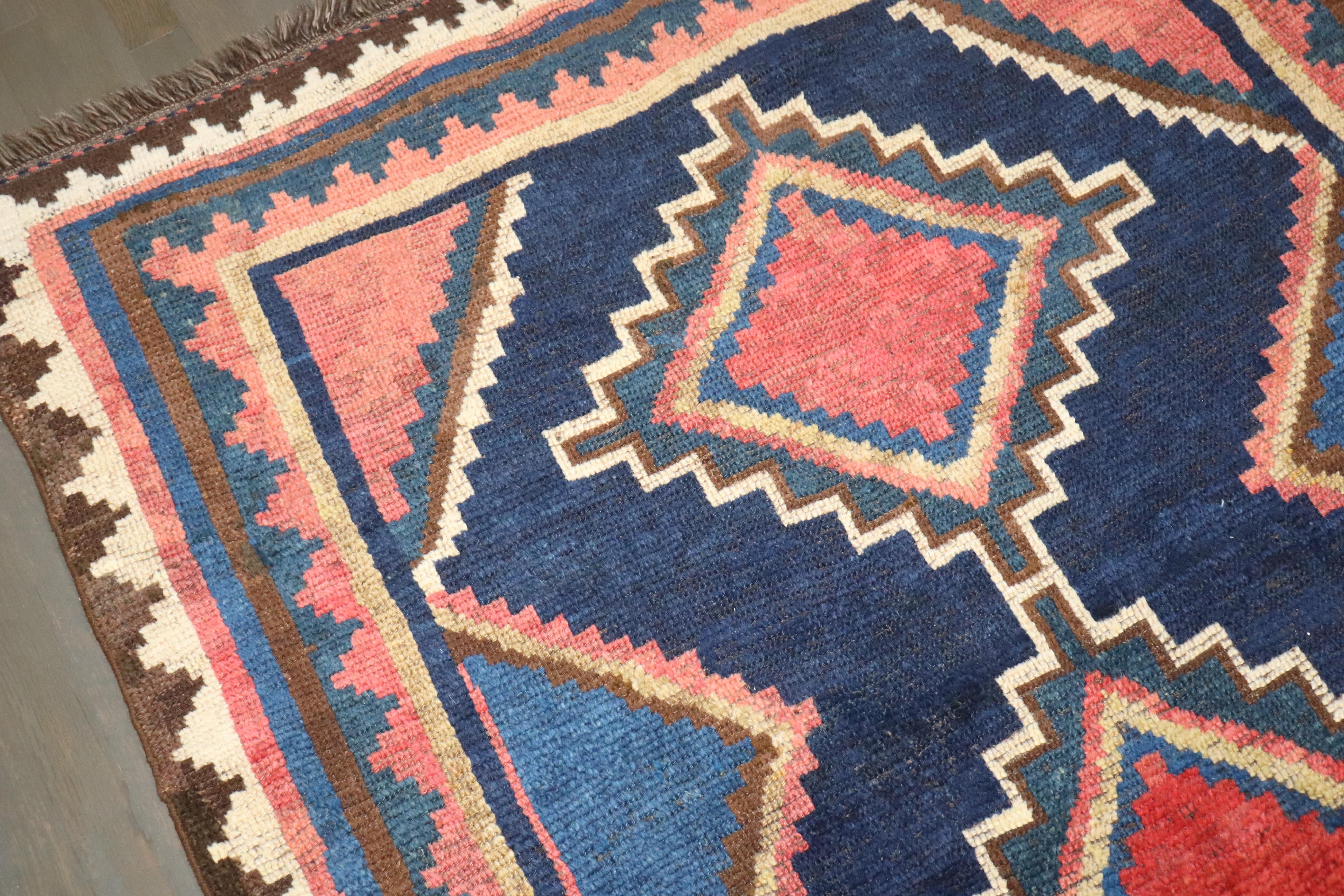 Ein persischer geometrischer Gabbeh-Teppich aus dem 1. Quartal des 20.

Einzelheiten
Teppich nein.	10778
Größe	4' 8