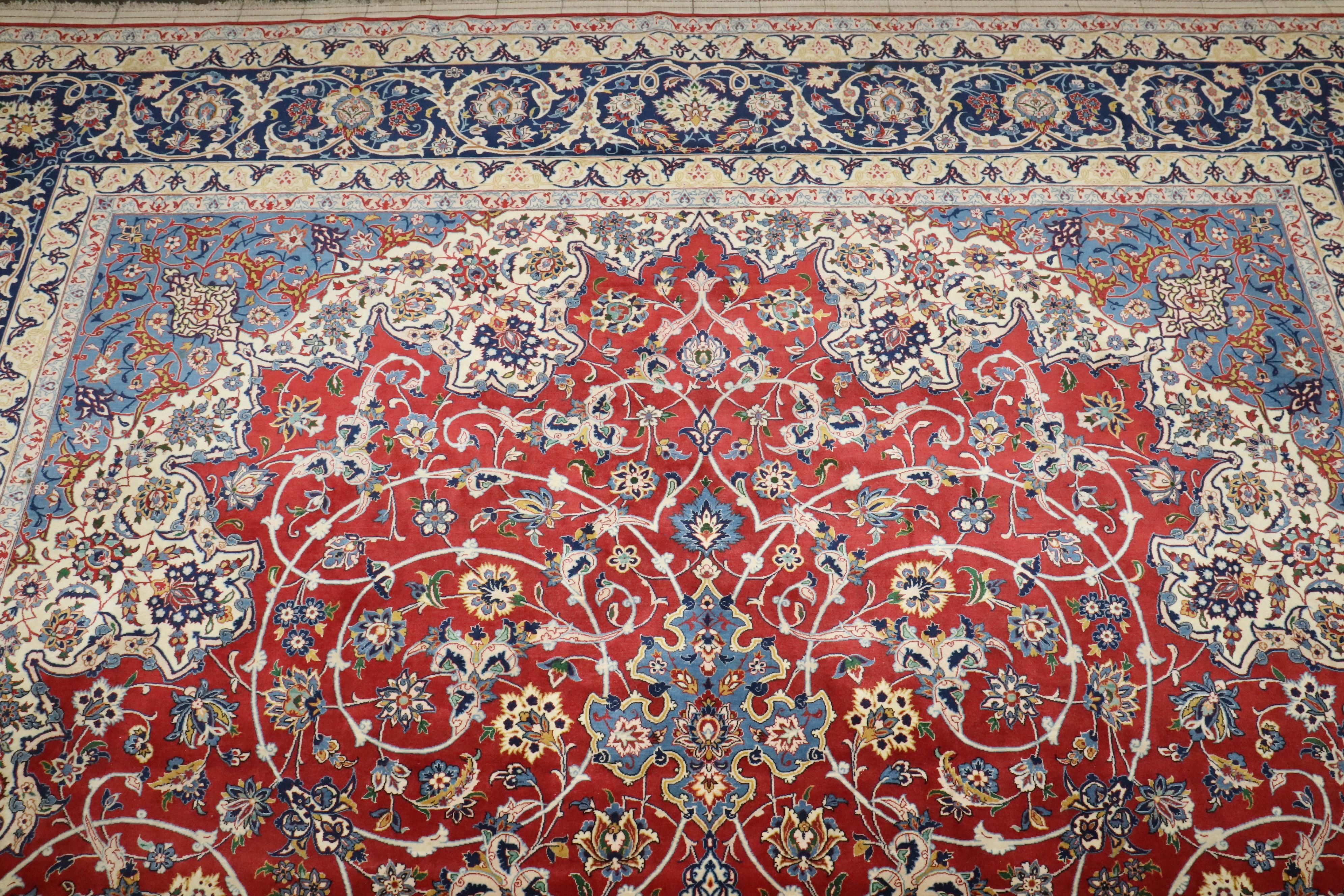Zabihi Collection Antique Isfahan Abbas Tabandeh Master Weaver Tapis Superfine en vente 3