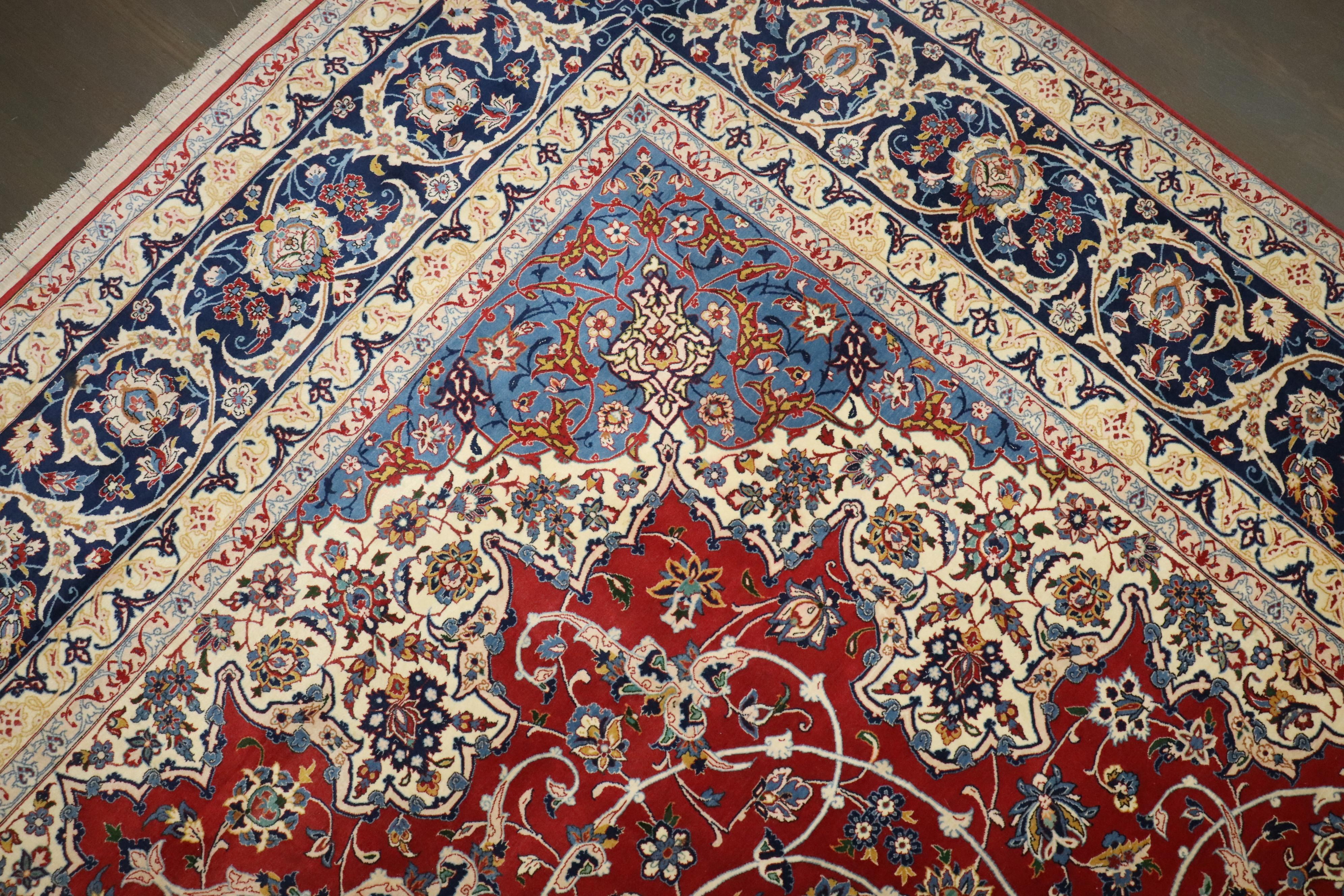 Zabihi Collection Antique Isfahan Abbas Tabandeh Master Weaver Tapis Superfine en vente 4