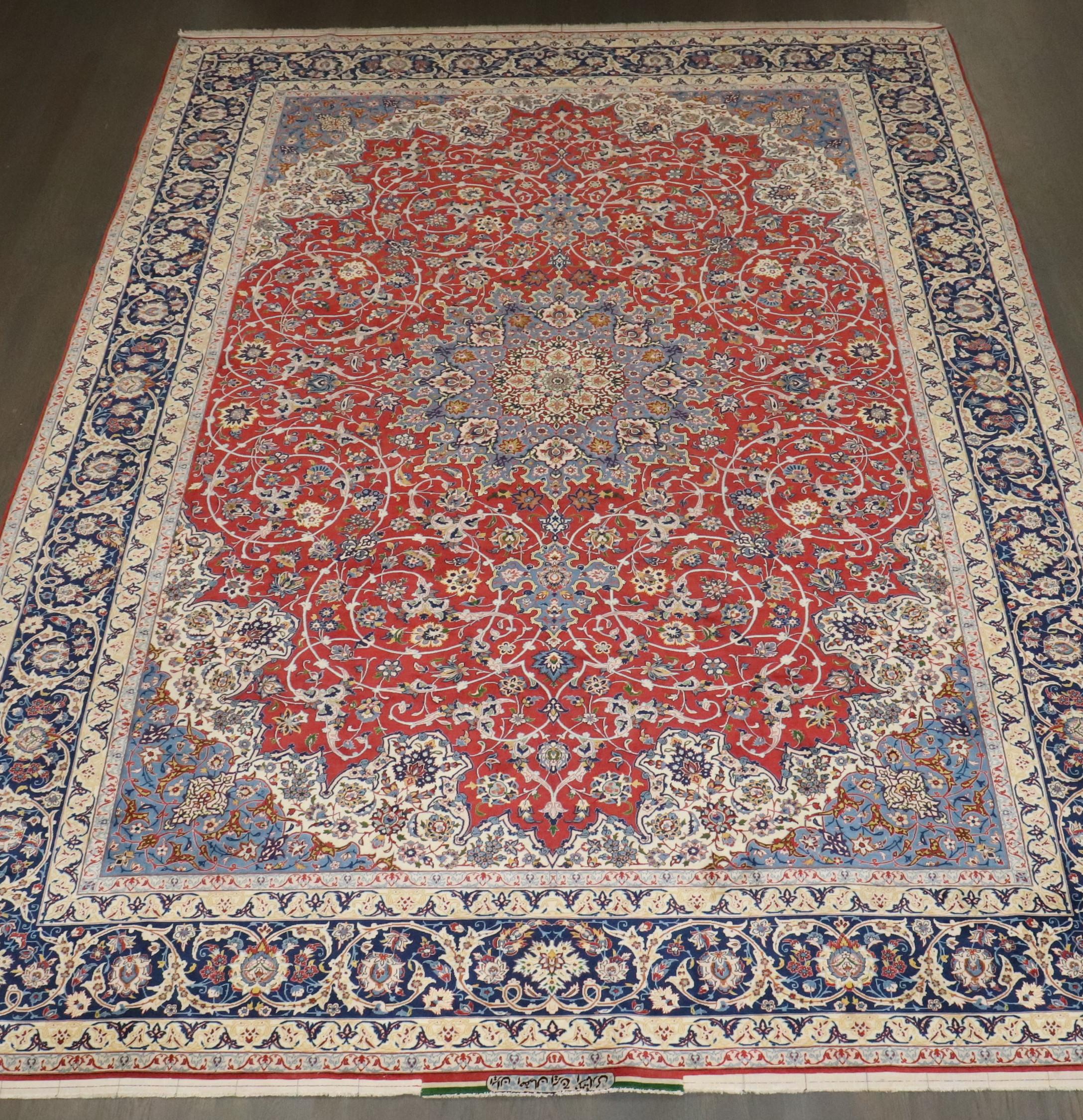 Un magnifique Ispahan persan des années 1940. 
L'écriture sur le tapis est en persan (farsi). Il s'agit d'une signature que l'on retrouve généralement sur les tapis persans haut de gamme, en particulier ceux d'Ispahan, qui est l'un des centres de