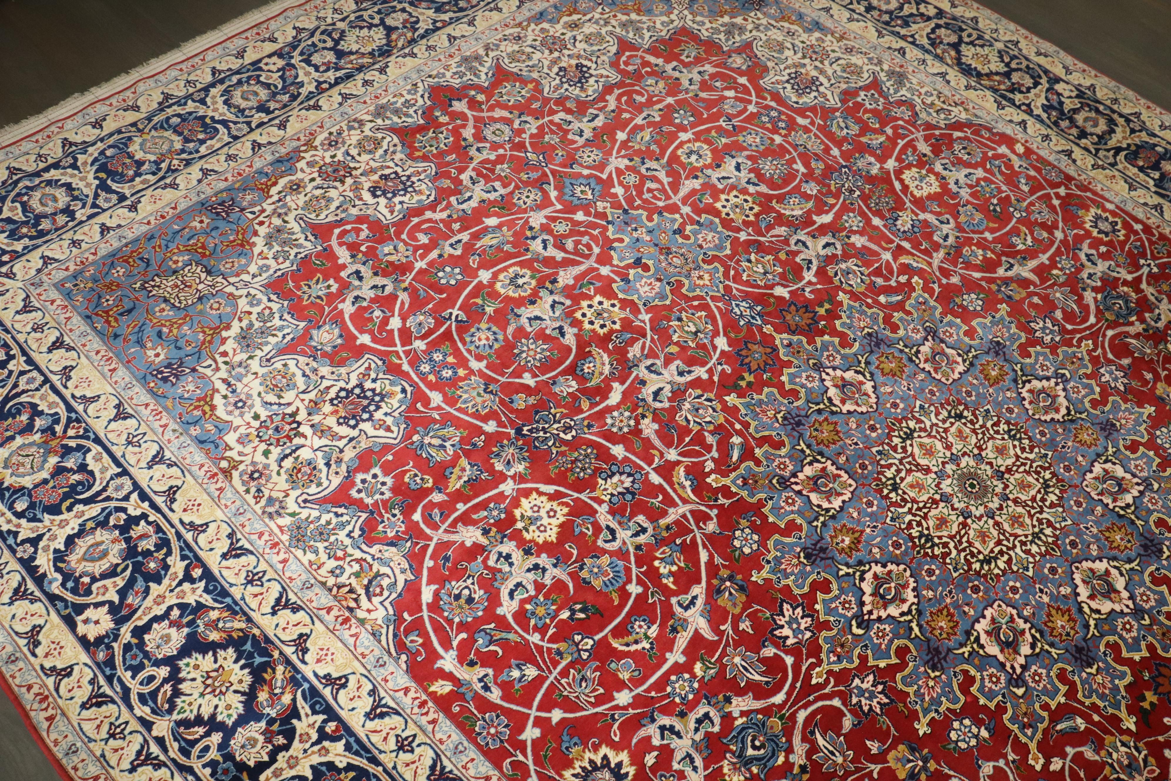 Laine Zabihi Collection Antique Isfahan Abbas Tabandeh Master Weaver Tapis Superfine en vente