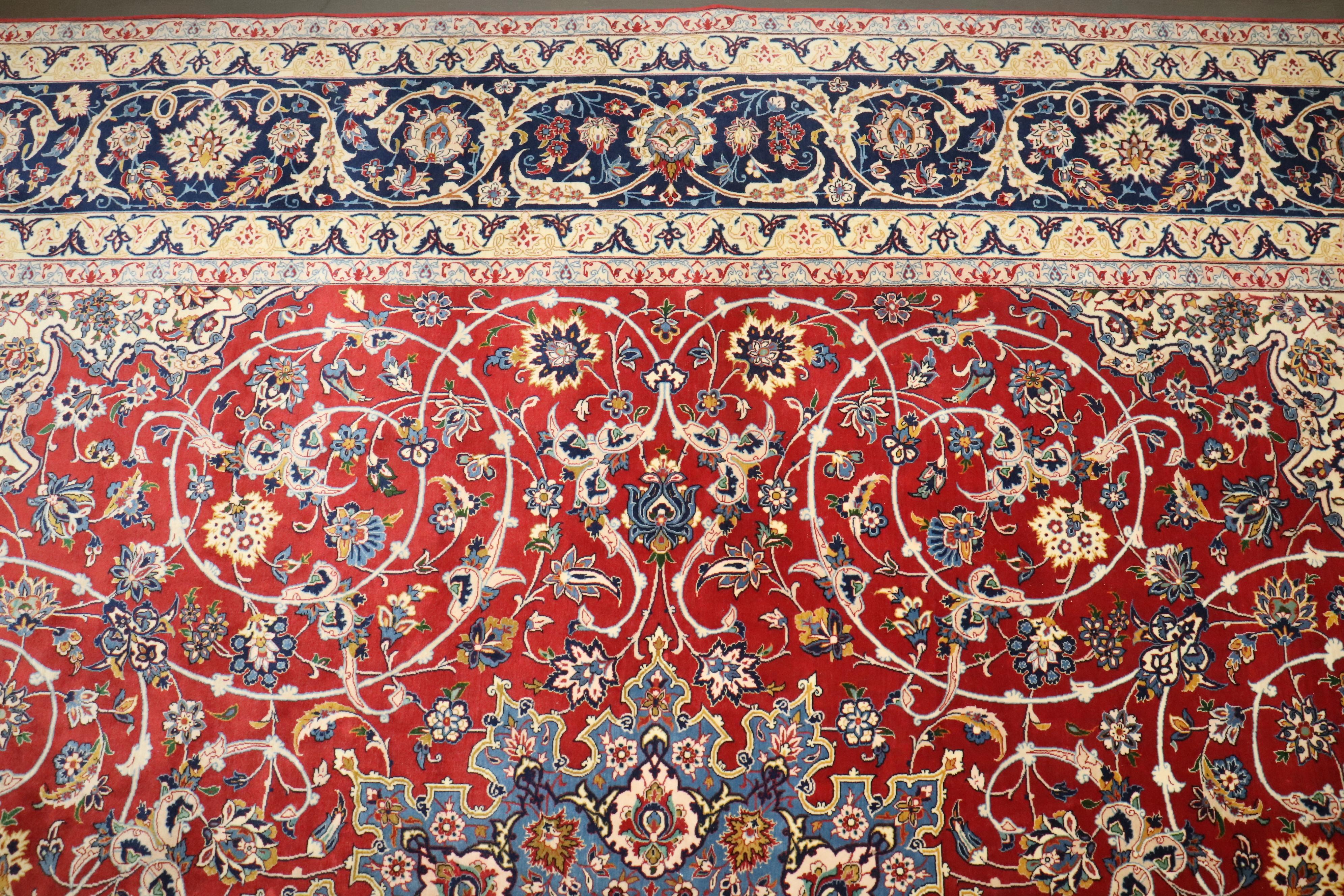 Zabihi Collection Antique Isfahan Abbas Tabandeh Master Weaver Tapis Superfine en vente 1