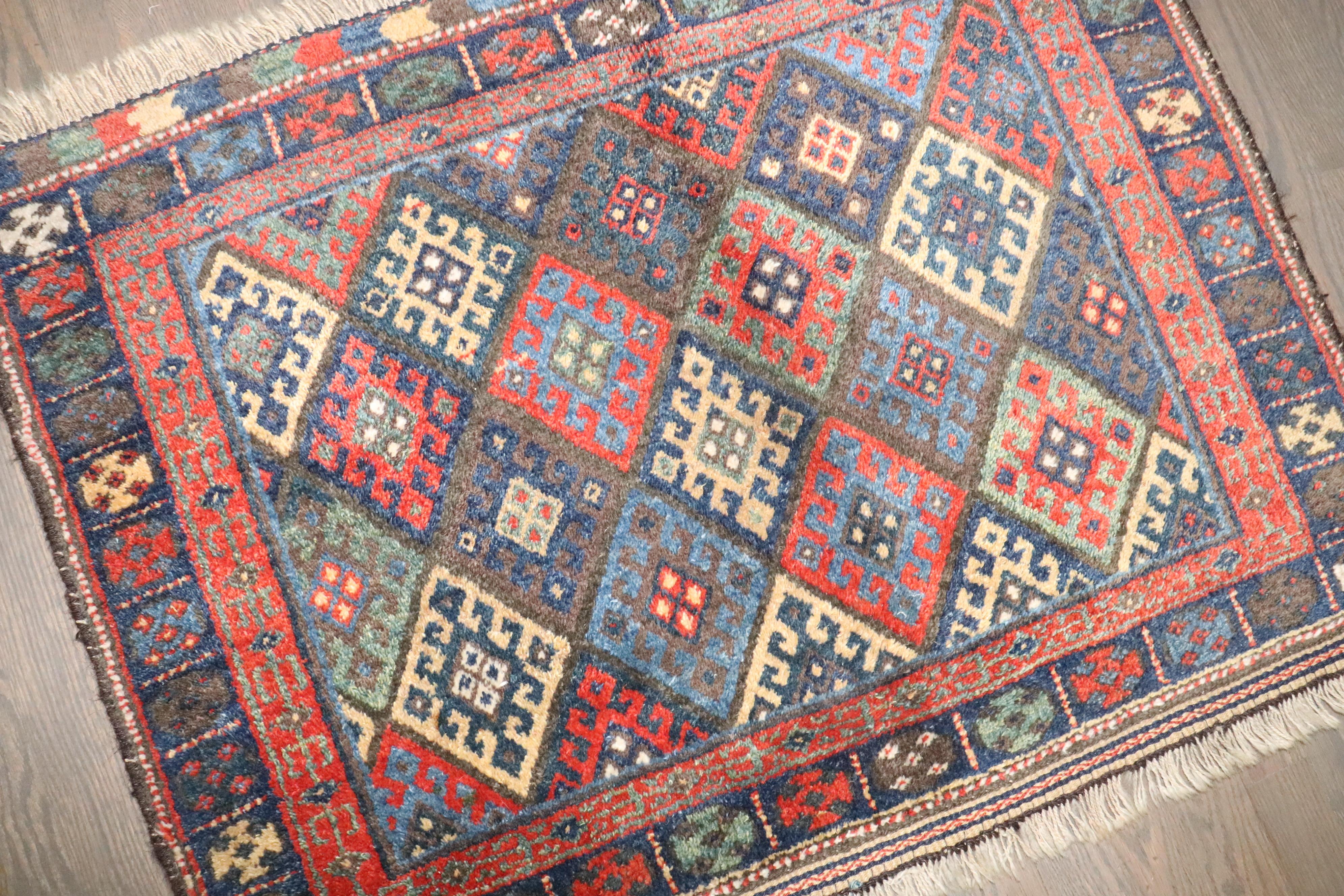 Tapis à facettes Jaff Kurd de la Collection Zabihi Antique Bon état - En vente à New York, NY