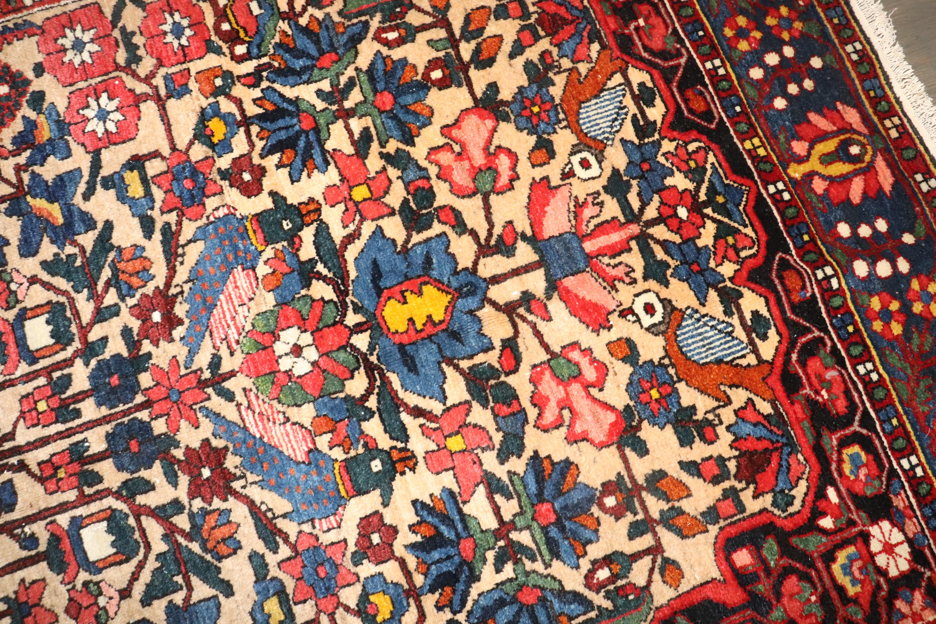 una alfombra persa Bakhtiari del 2º cuarto del siglo XX de tamaño acentuado y color joya

4'9'' x 6'10''