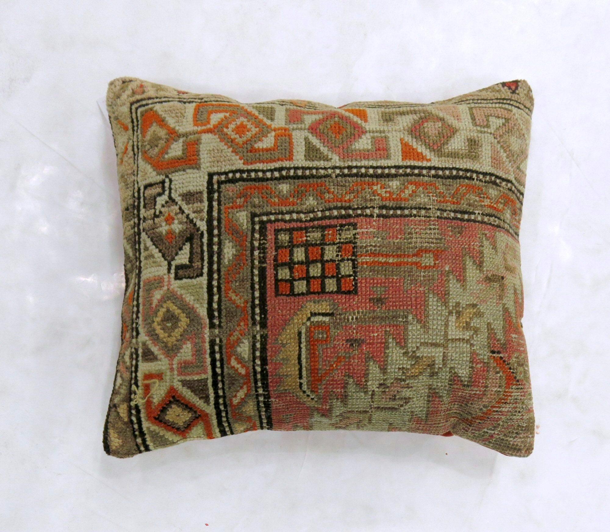 Cuscino ricavato da un antico tappeto Karabagh

Misure: 16'' x 20''.