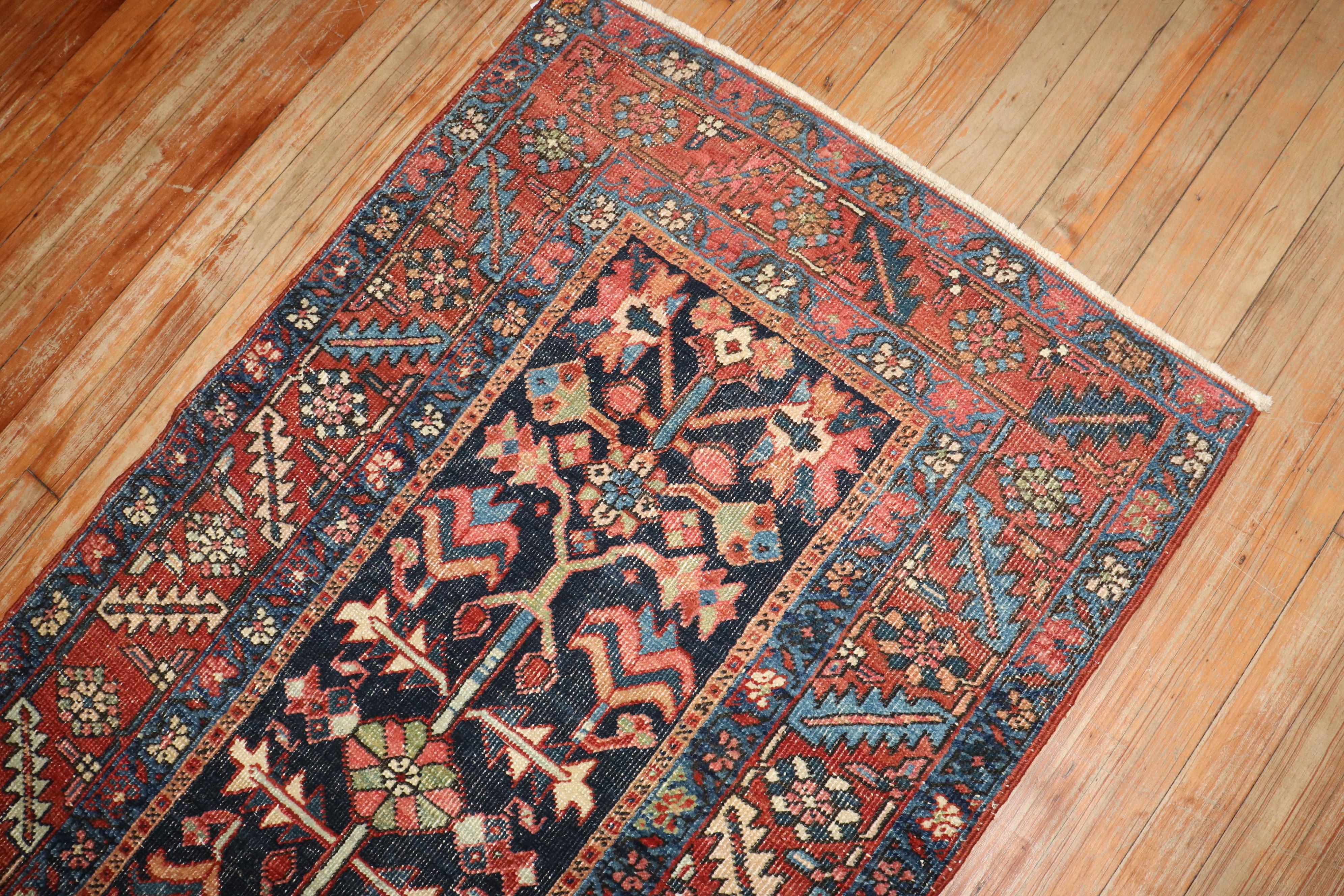 Colección Zabihi Alfombra Heriz Azul Marino Antiguo Anudado a mano en venta