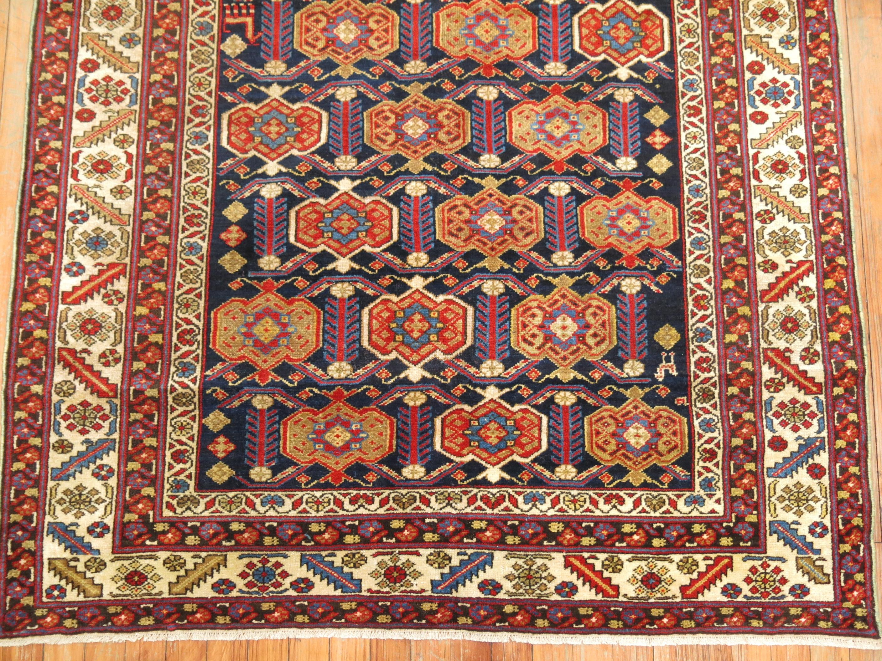 Colección Zabihi Alfombra persa de acento azul marino antiguo del noroeste Chippendale en venta