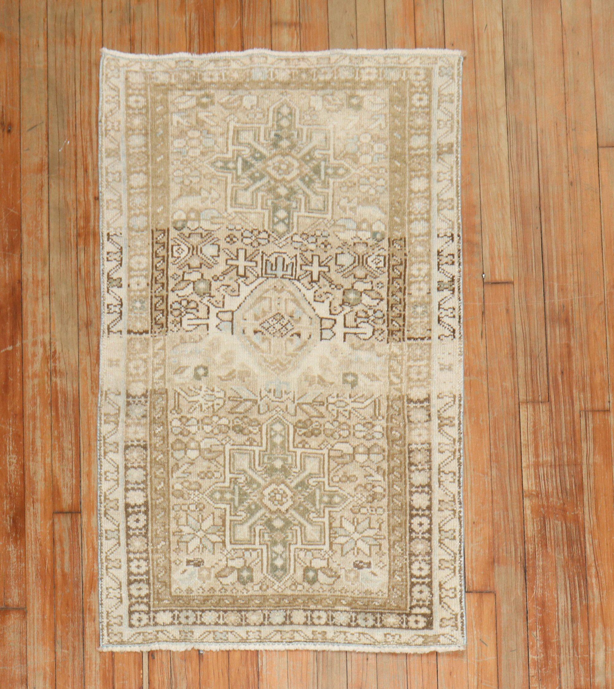 Tapis d'accent géométrique parfait pour une salle d'eau ou une cuisine. circa 1930

Détails
rug no.	r5864
taille	2' 6