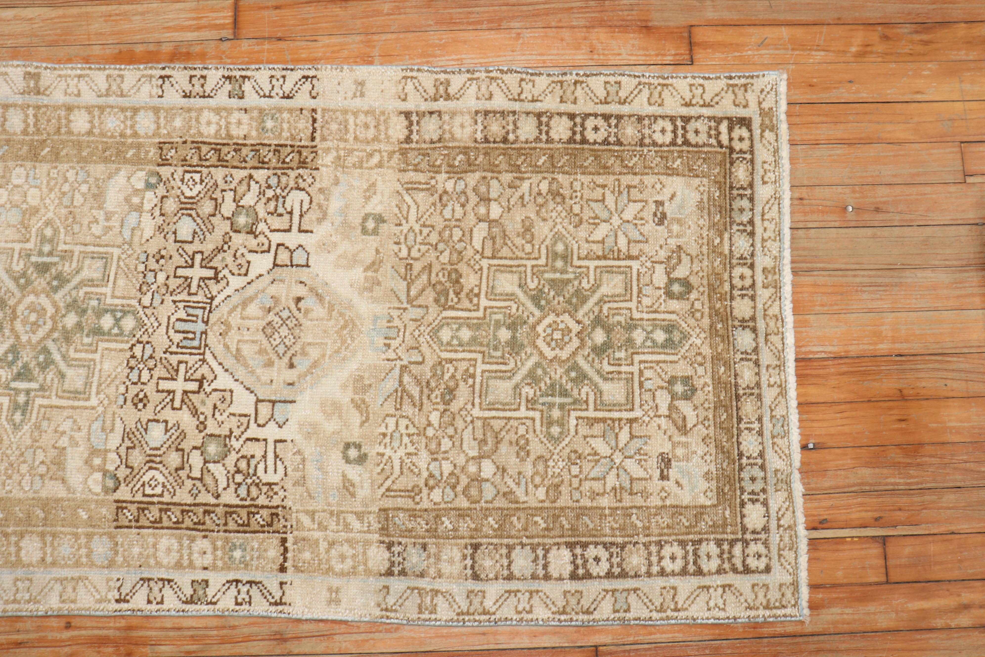 Zabihi Collection Antiker farbneutraler Heriz-Teppich (Persisch) im Angebot