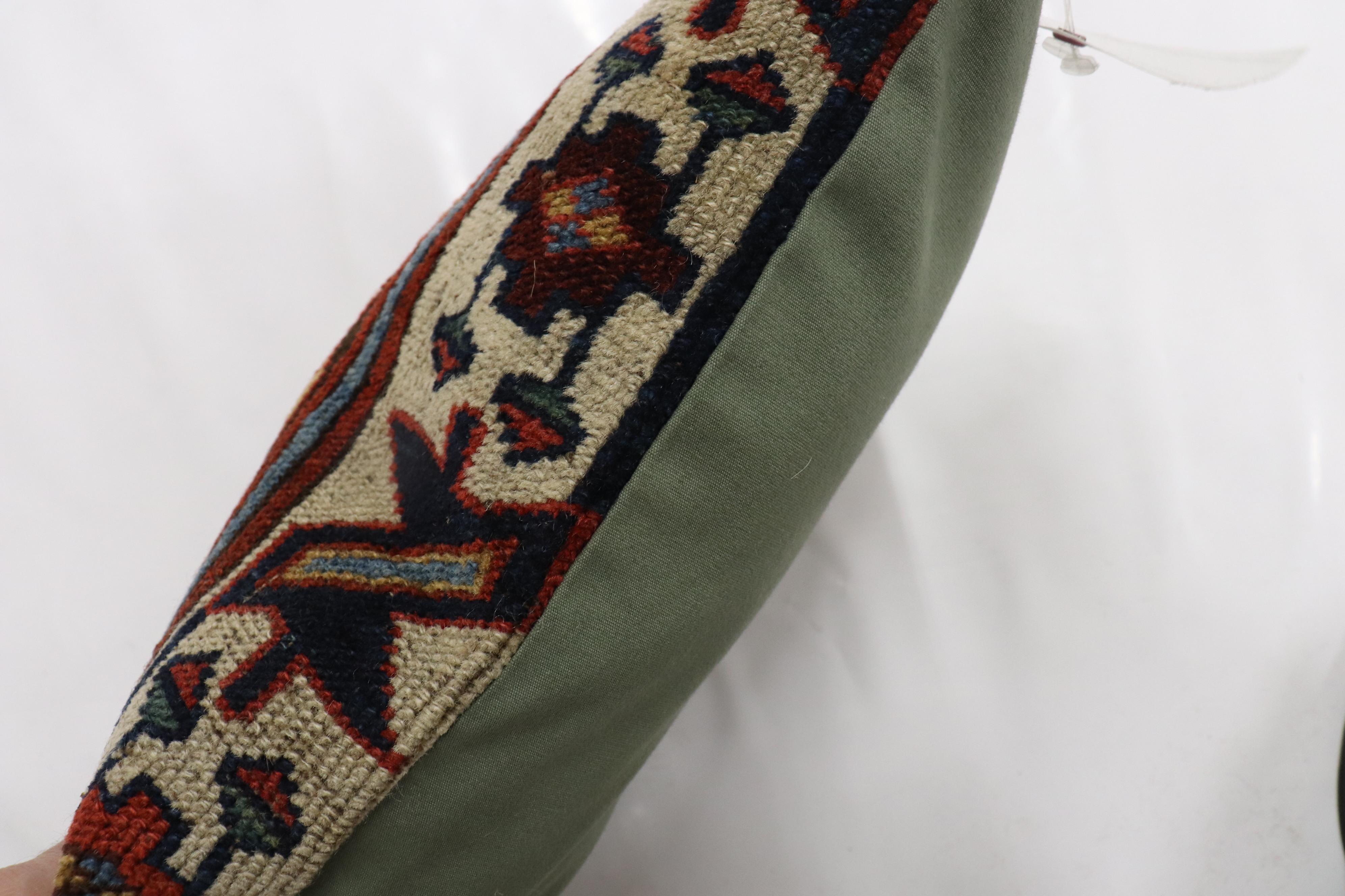 Coussin de petite taille fabriqué à partir d'un tapis persan du Nord-Ouest du début du 20e siècle.

Mesures : 11'' x 15''