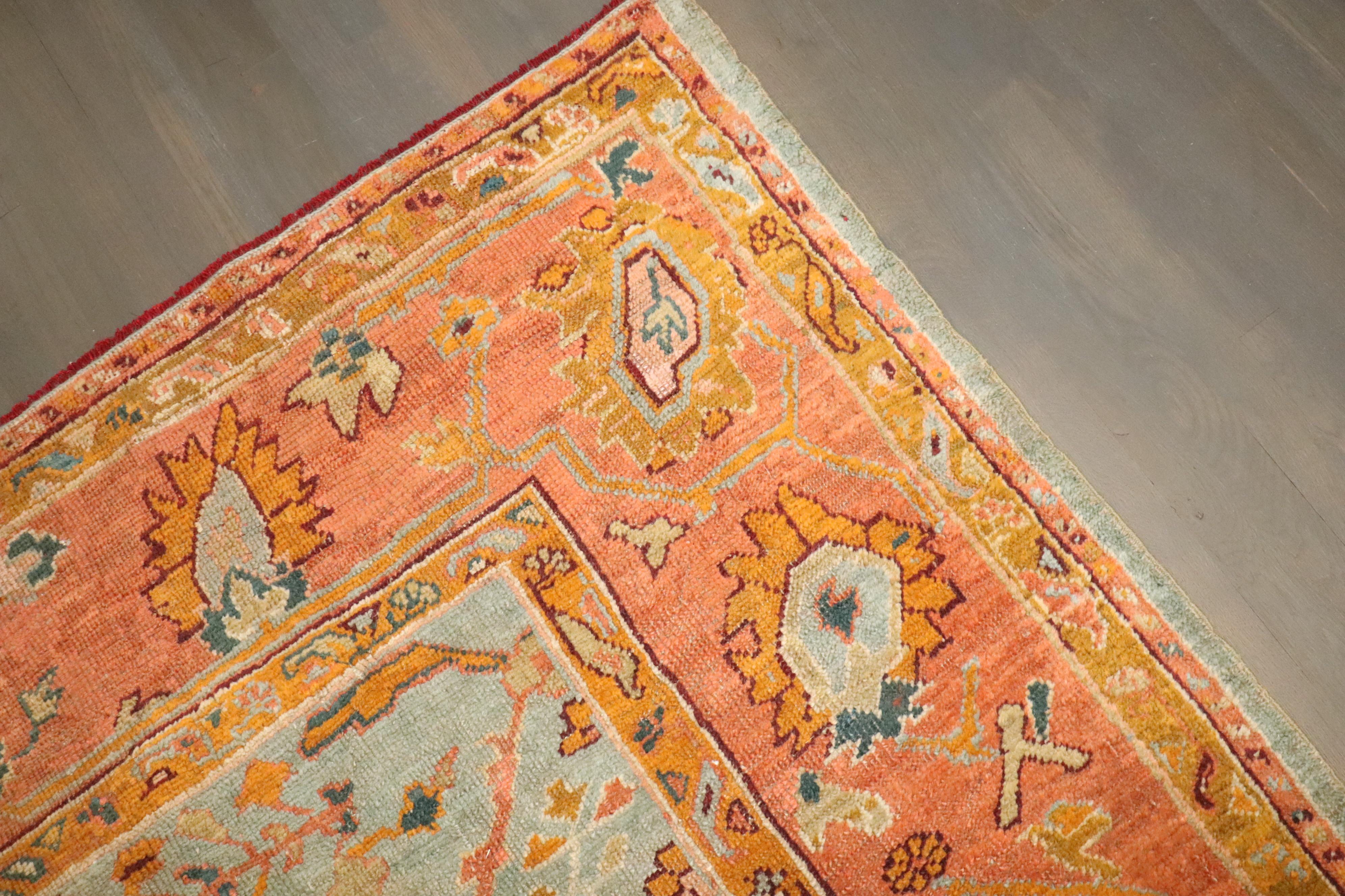 Zabihi Collection Antiker Oushak Quadratischer Teppich aus dem späten 19. im Zustand „Gut“ im Angebot in New York, NY