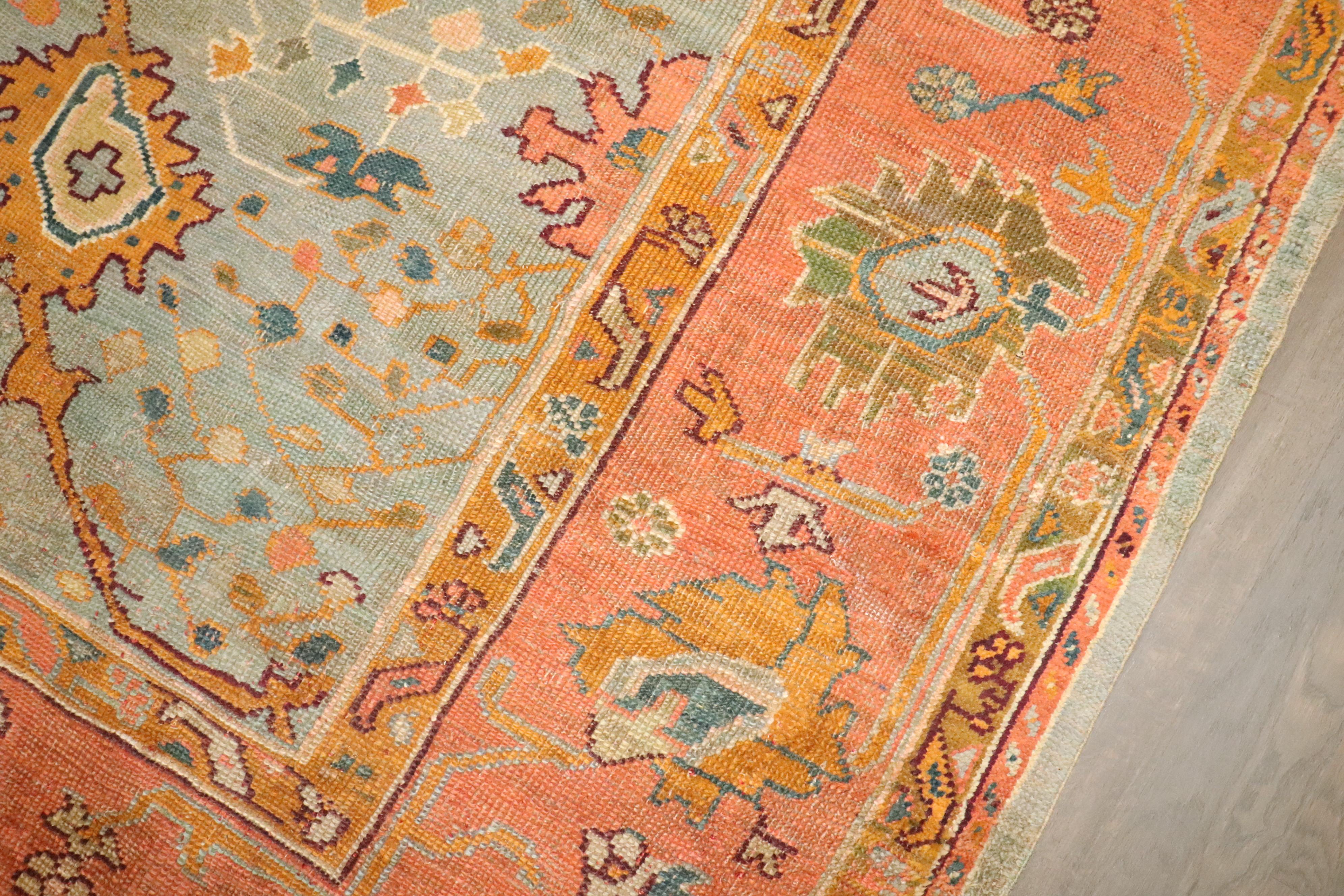 Zabihi Collection Antiker Oushak Quadratischer Teppich aus dem späten 19. im Angebot 1