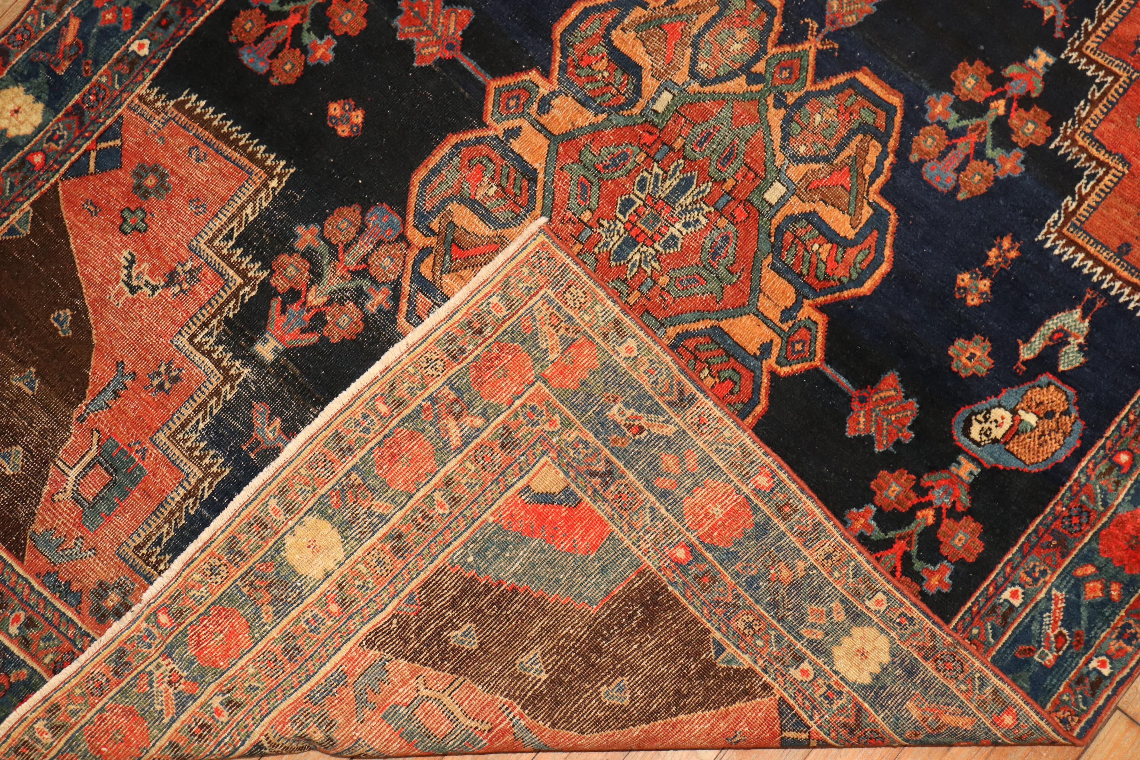 Zabihi Kollektion Antiker persischer Afshar Quadratischer Afshar-Teppich mit Schachtel im Zustand „Relativ gut“ im Angebot in New York, NY