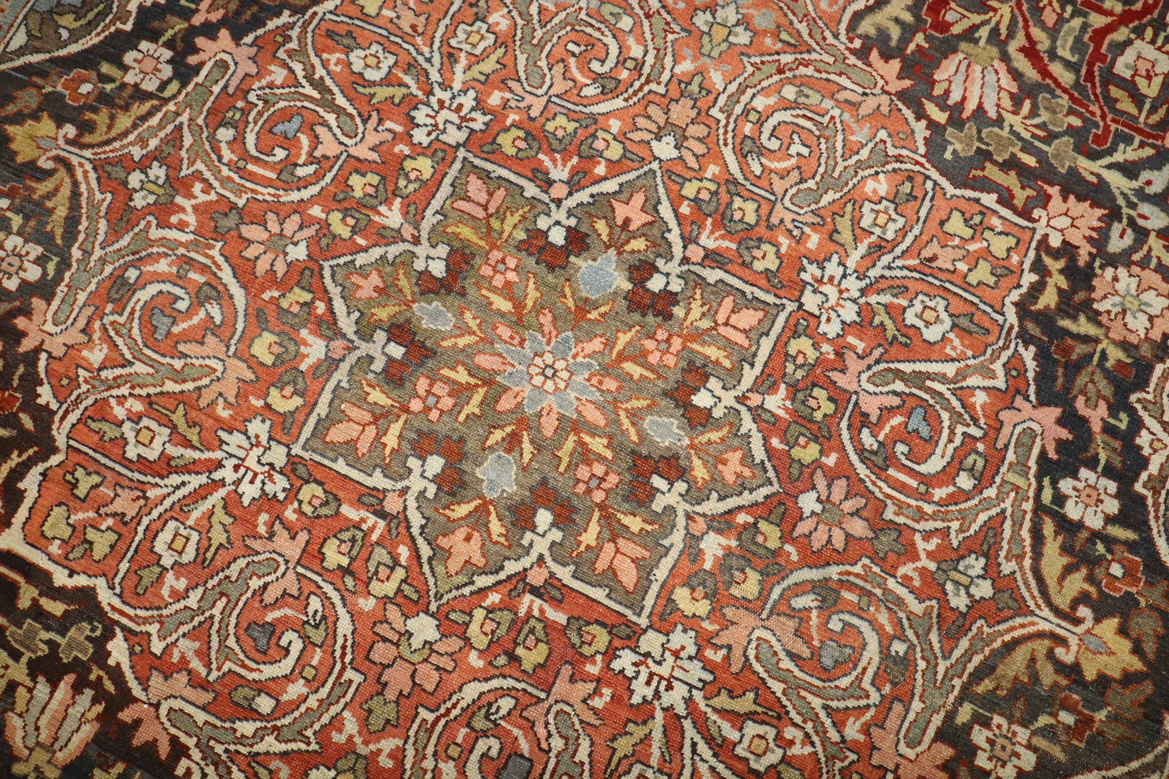 Un tappeto persiano Bakhtiari dei primi del Novecento per una stanza

Dettagli
rug no.	r5877
dimensione	8' 1