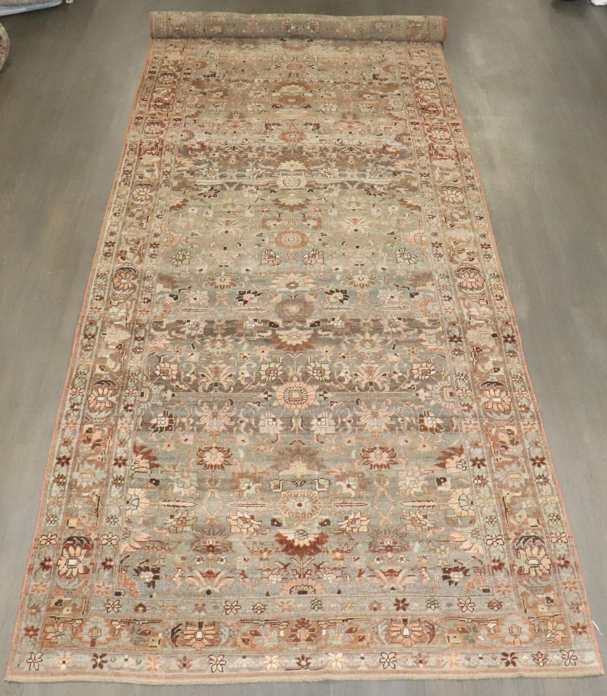 un corridoio lungo persiano Bidjar dell'inizio del XX secolo con toni prevalentemente grigi e bronzo.

Dettagli
rug no.	j4615
dimensione	6' 1