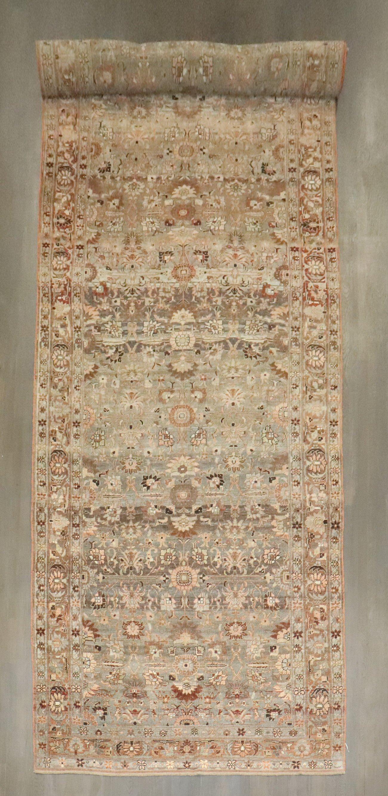Classico americano Zabihi Collectional Tappeto antico persiano Bidjar Rare Size Wide Corridor Rug in vendita