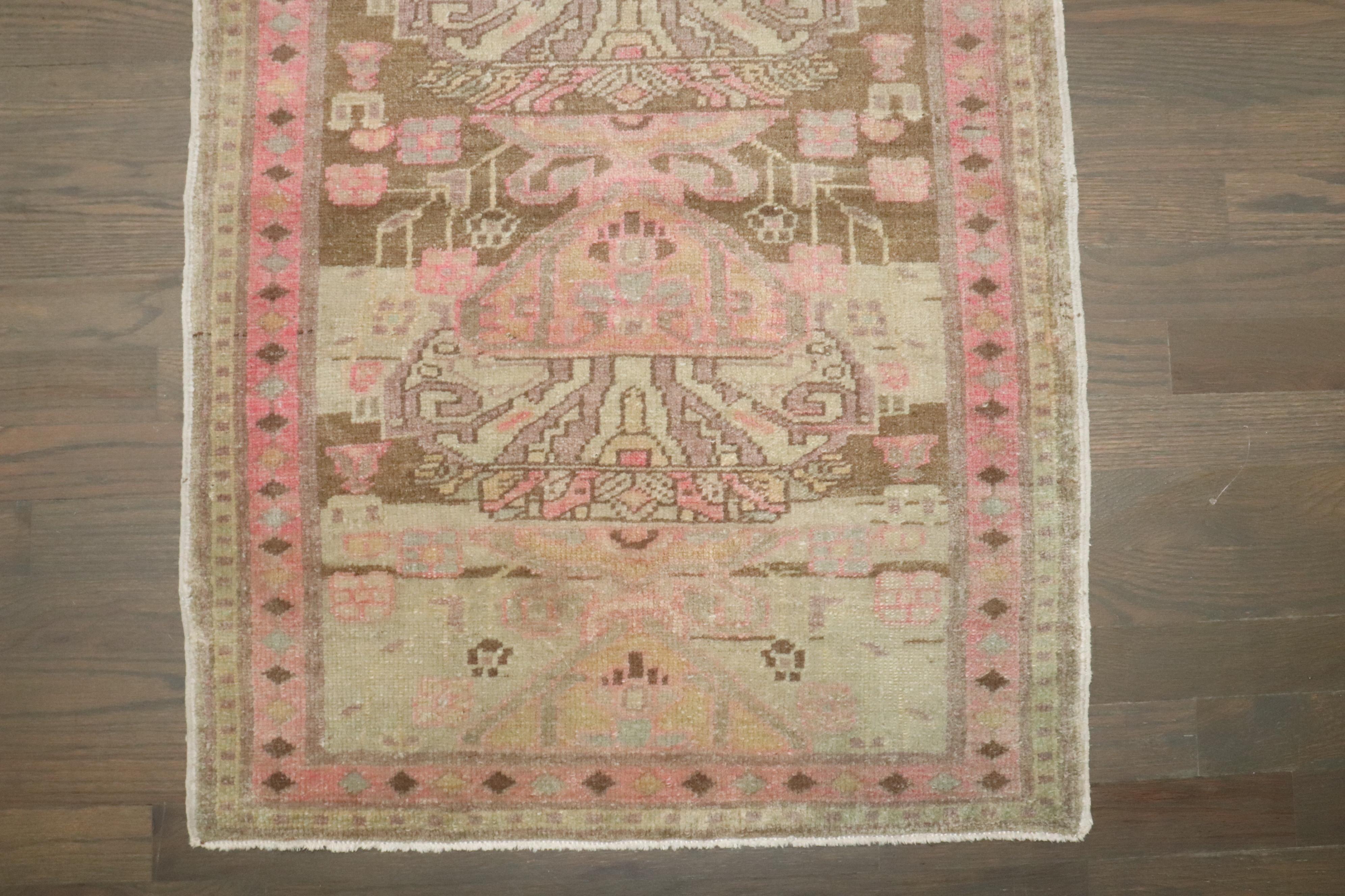 Annodato a mano Tappeto Zabihi Collection'S antico persiano marrone rosa piccolo in vendita