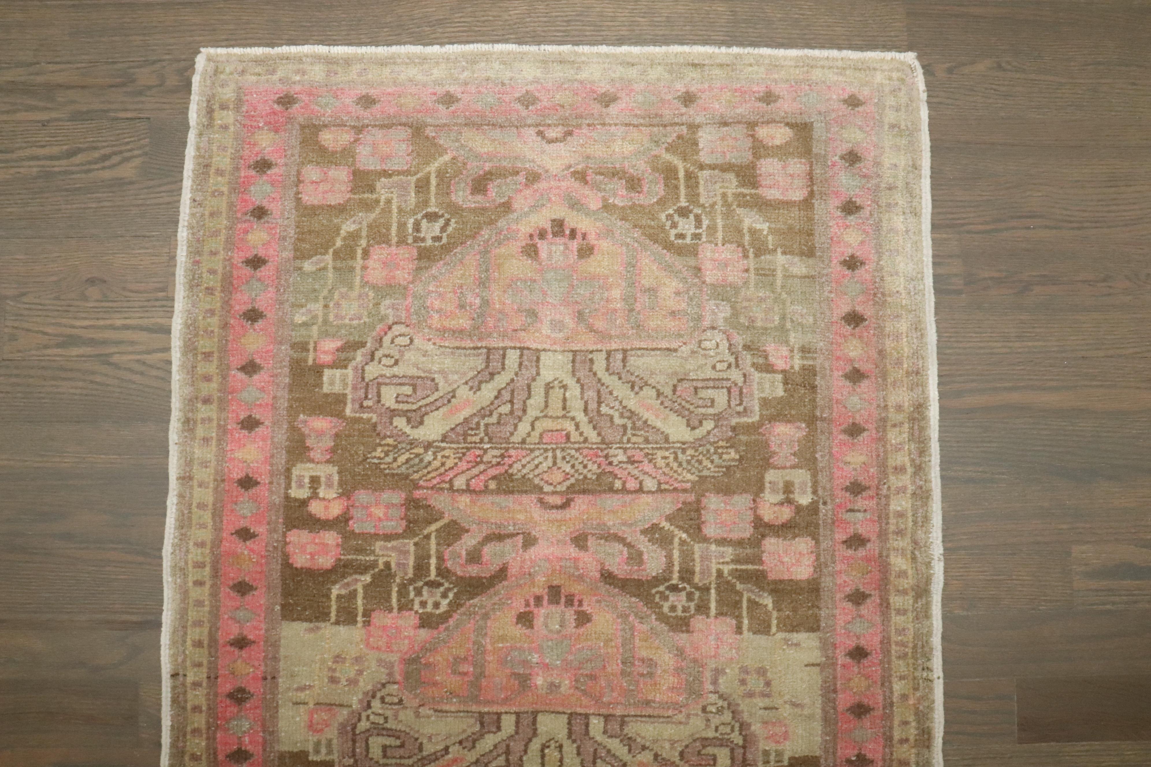 Tappeto Zabihi Collection'S antico persiano marrone rosa piccolo In condizioni buone in vendita a New York, NY