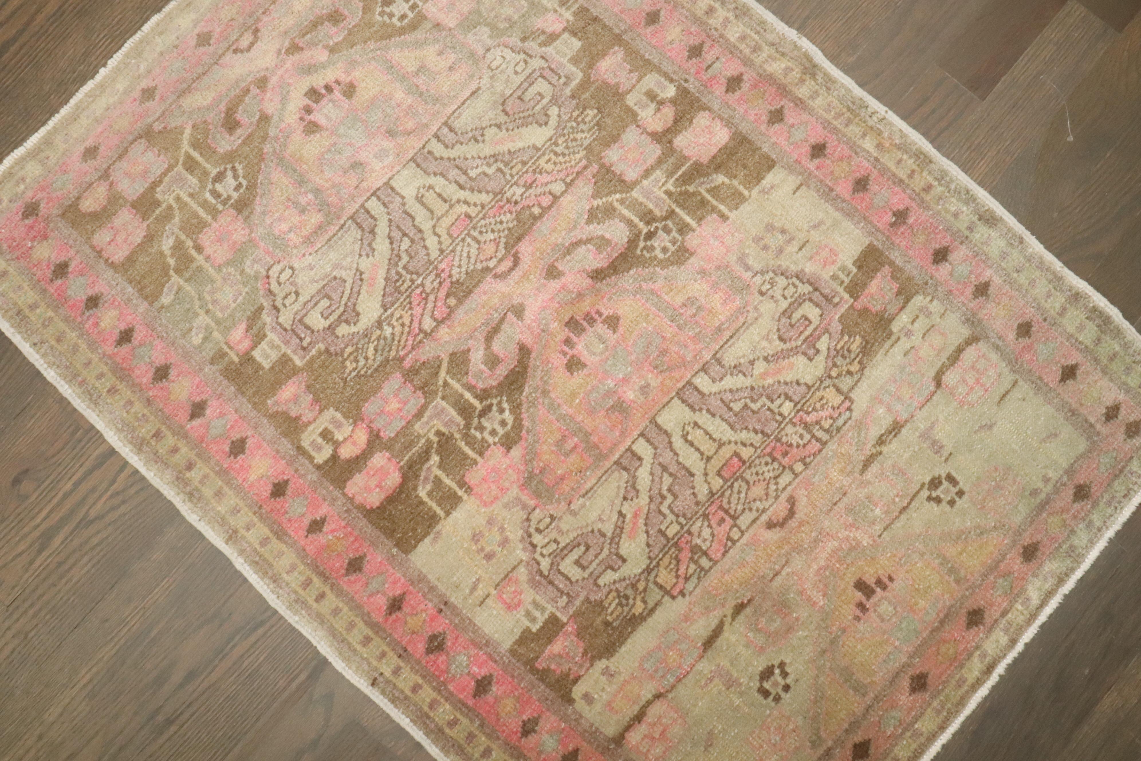 XX secolo Tappeto Zabihi Collection'S antico persiano marrone rosa piccolo in vendita