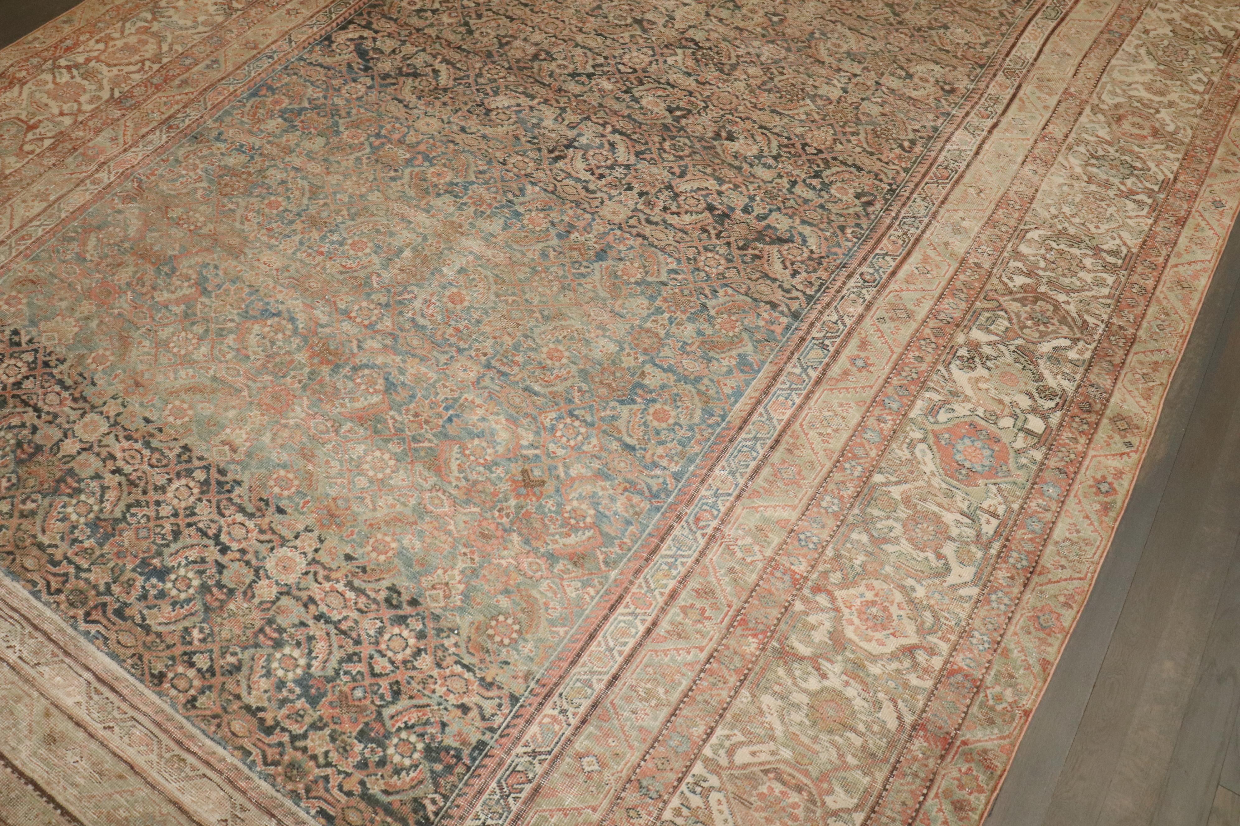 Zabihi Collection Antiker Persischer Ferehan Teppich im Zustand „Gut“ im Angebot in New York, NY