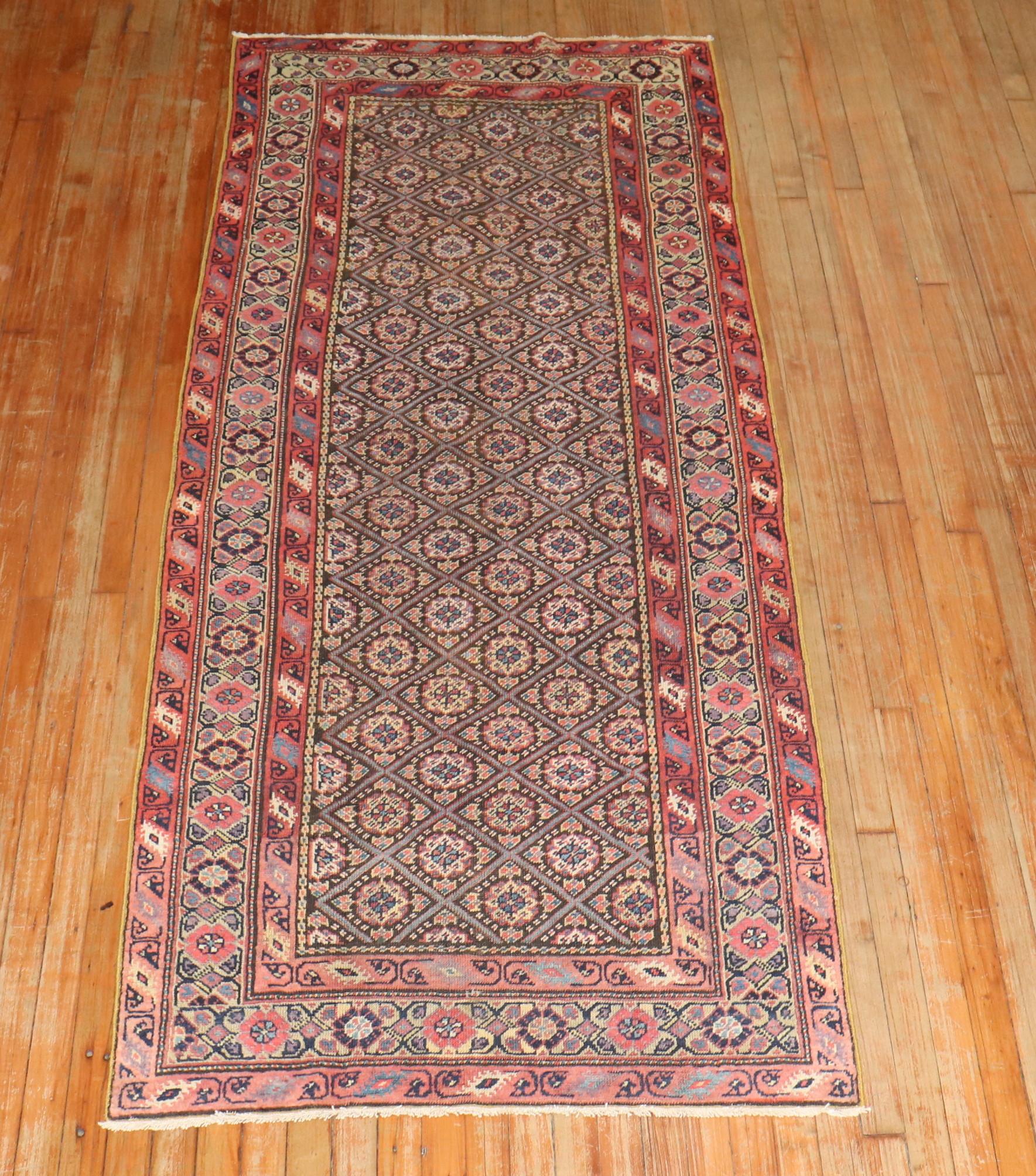 Ein authentischer handgefertigter antiker persischer Ferehan-Läufer.

In der Region Ferahan im westlichen Zentralpersien entwickelte sich im 19. Jahrhundert eine ausgeprägte Teppichwebetradition, die geometrische Einflüsse der umliegenden Stämme