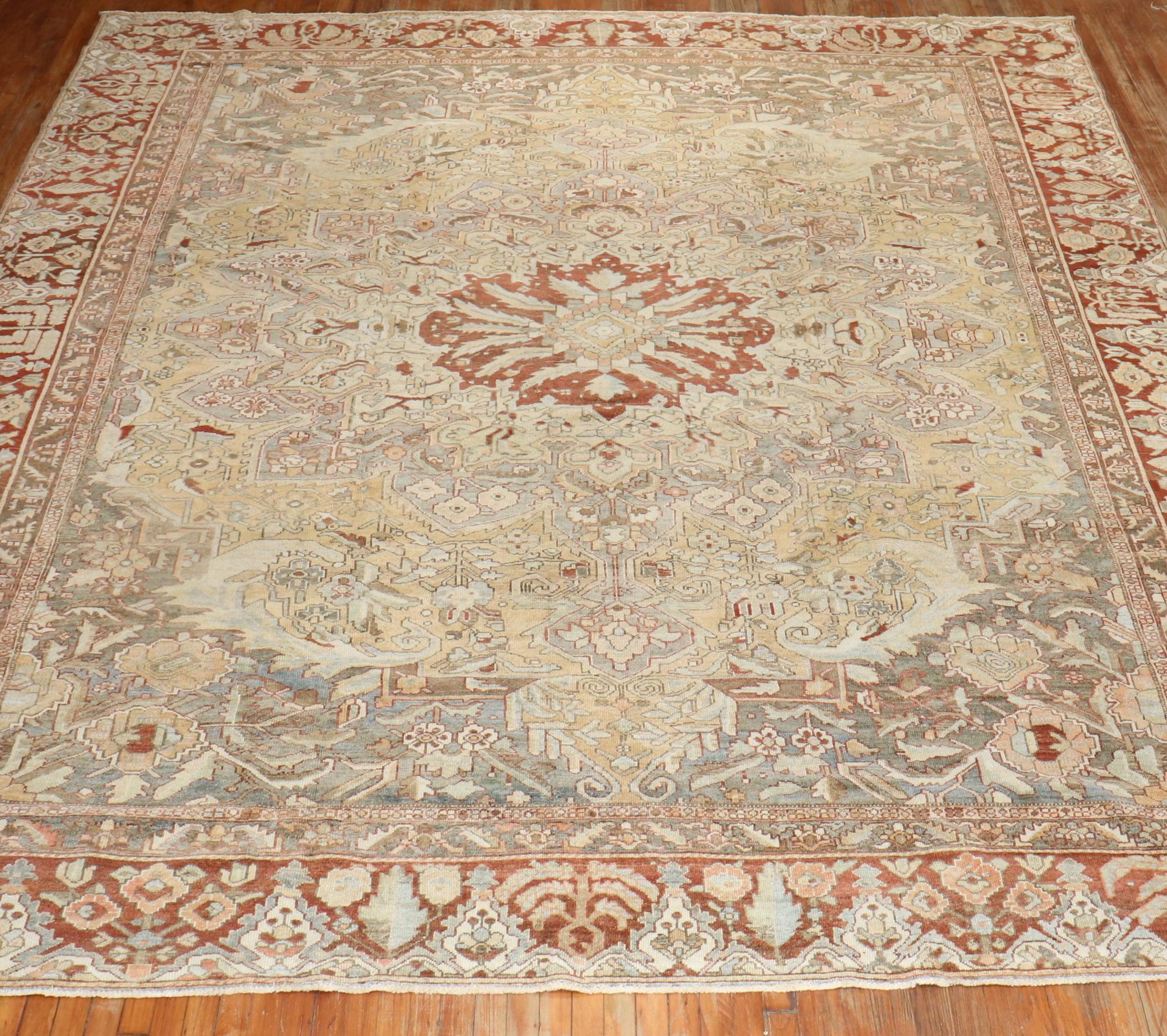 Zabihi Collection Antiker Persischer Grauer Bakhtiari Teppich im Angebot 1