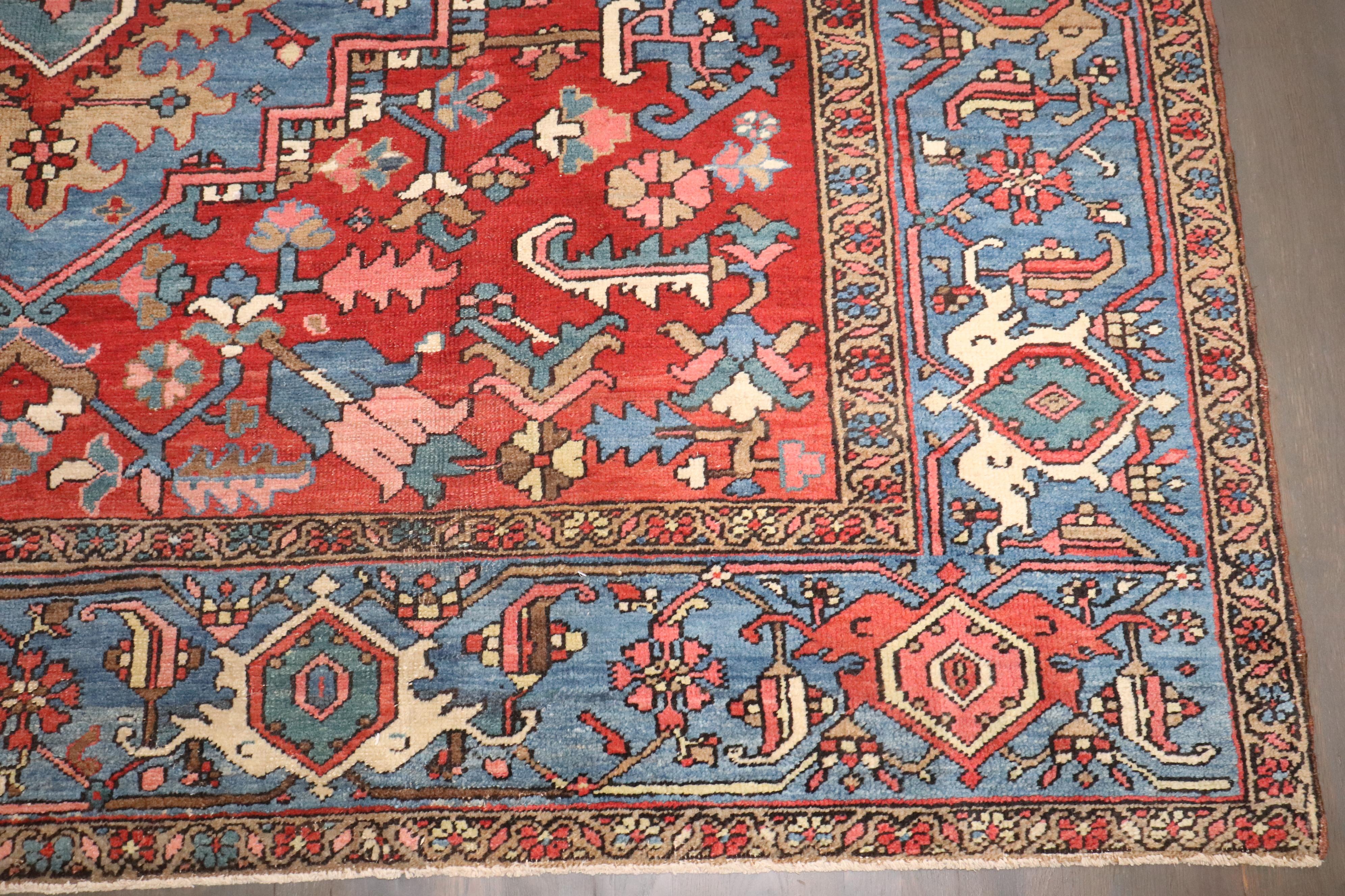Zabihi Collection Antique Persan Heriz Début du 20ème siècle Tapis en vente 3