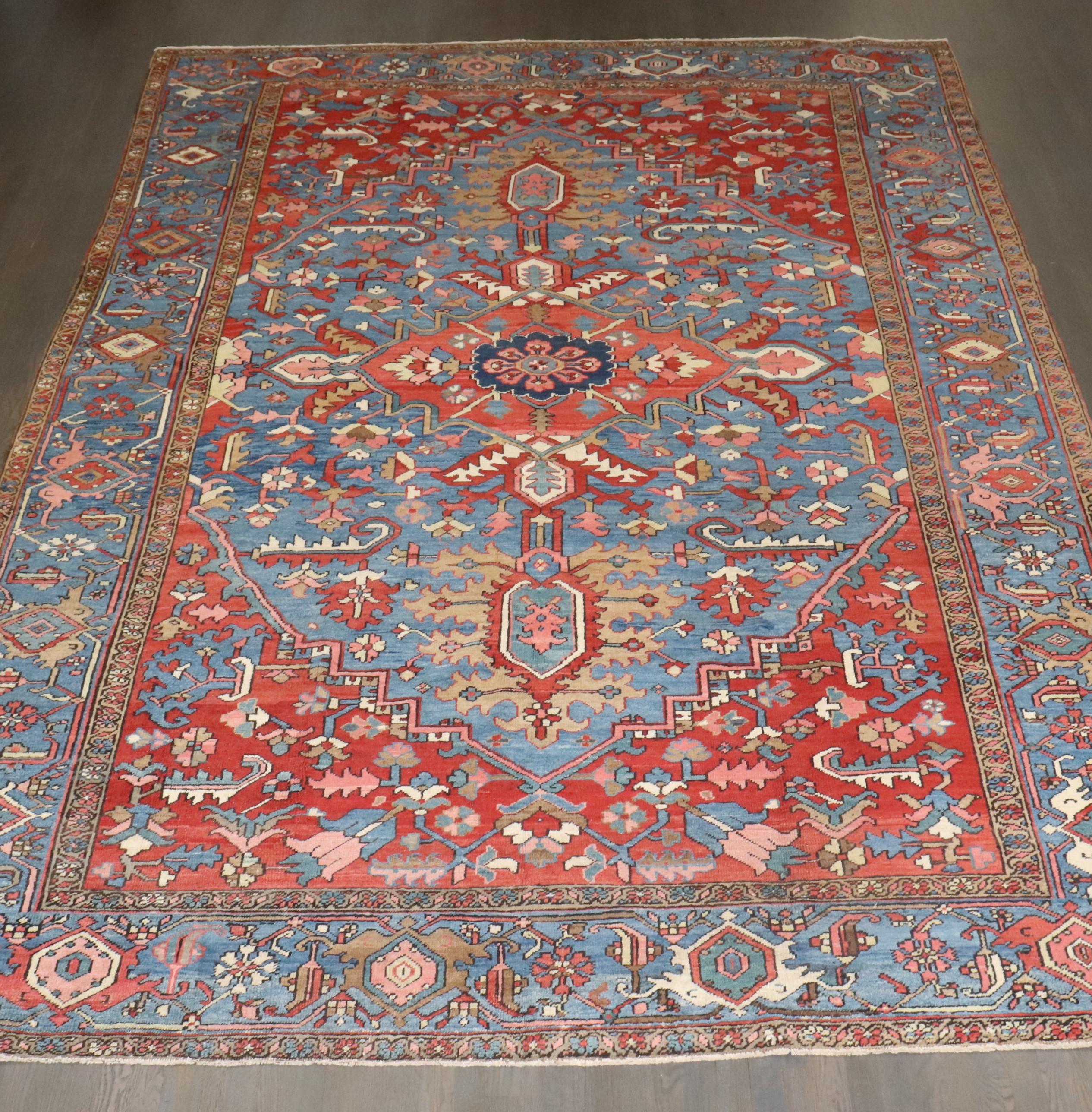 un tapis géométrique ancien persan Heriz coloré des années 1920

Détails
rug no.	j4564
taille	9'2