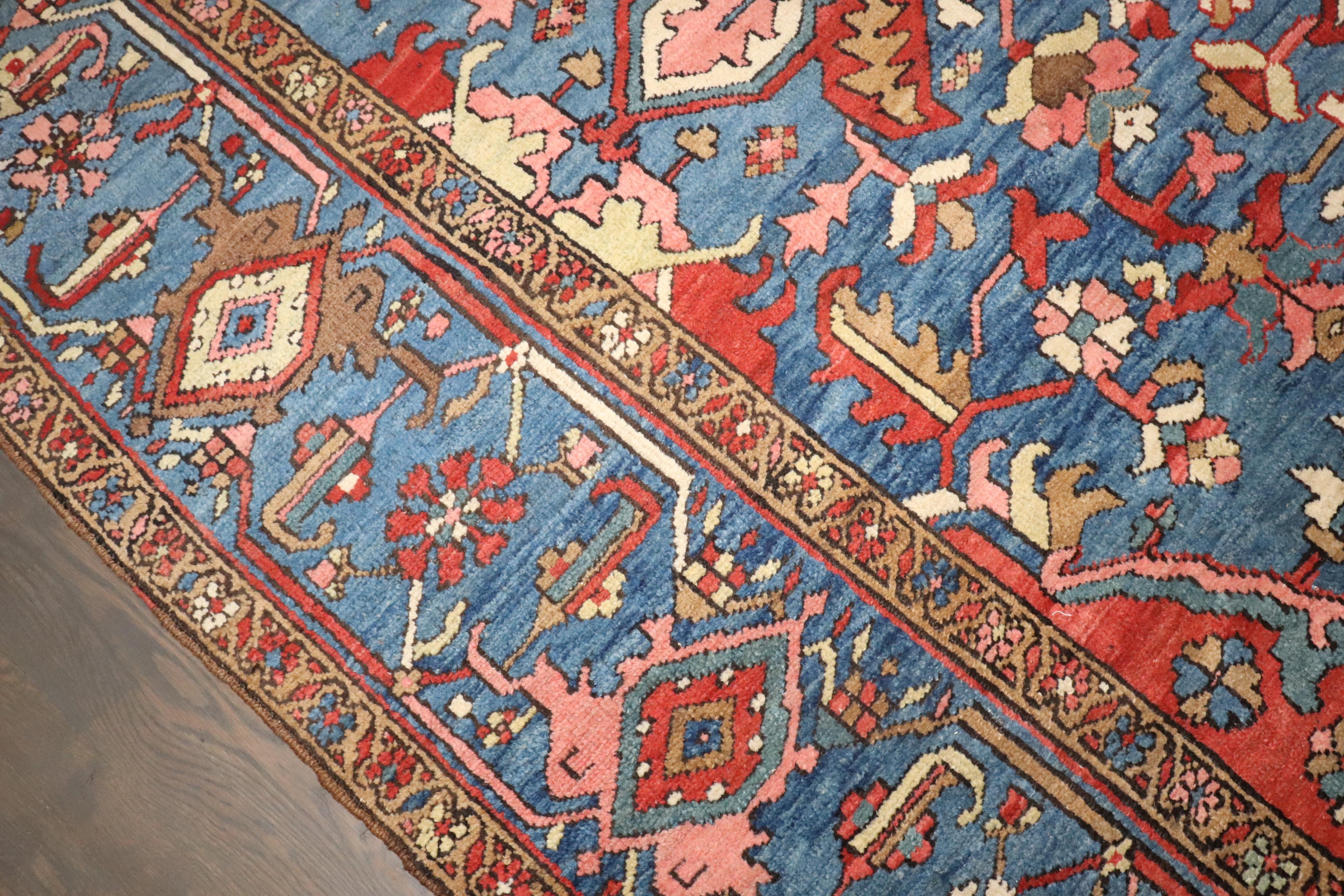 Zabihi Collection Antique Persan Heriz Début du 20ème siècle Tapis Bon état - En vente à New York, NY