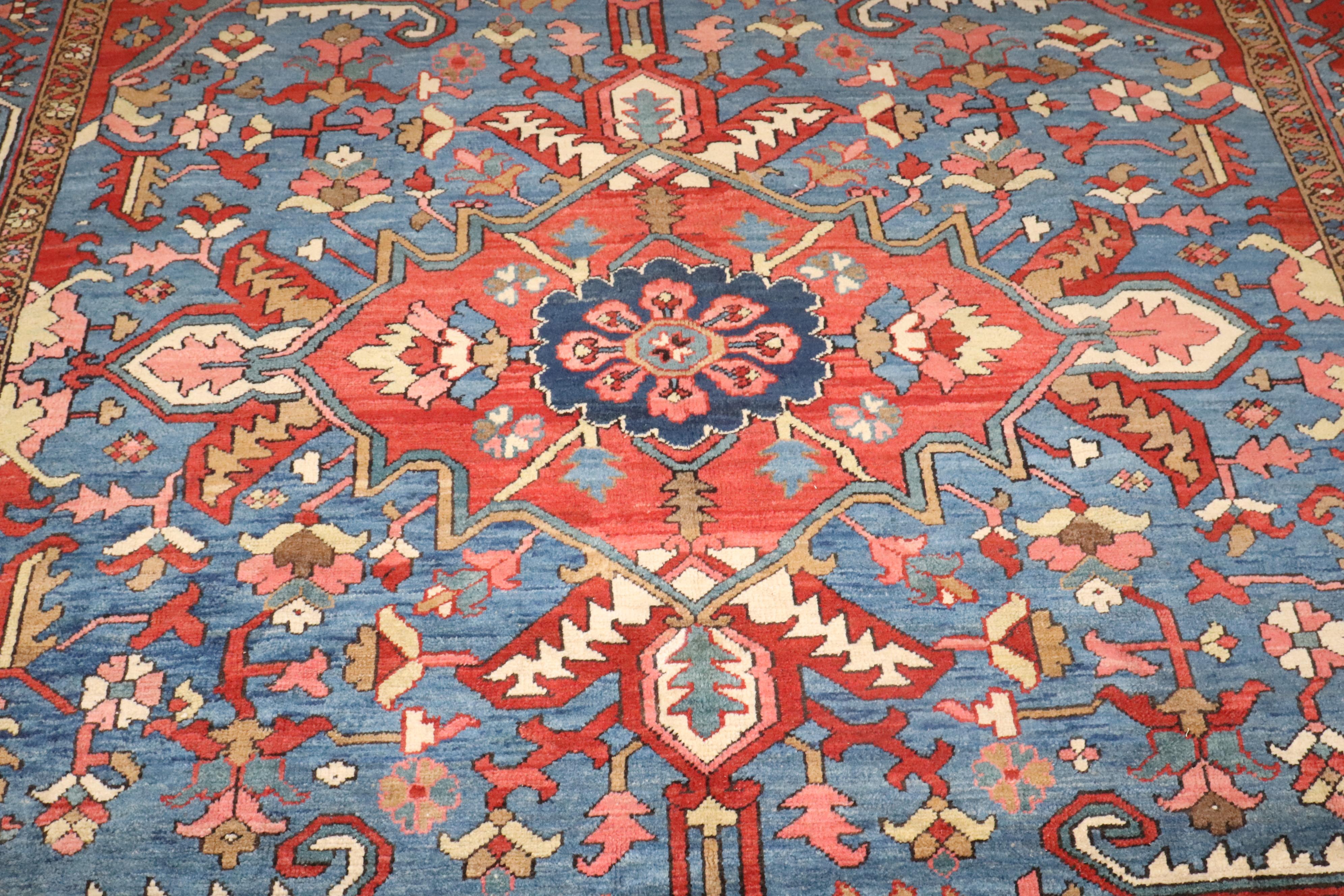 20ième siècle Zabihi Collection Antique Persan Heriz Début du 20ème siècle Tapis en vente