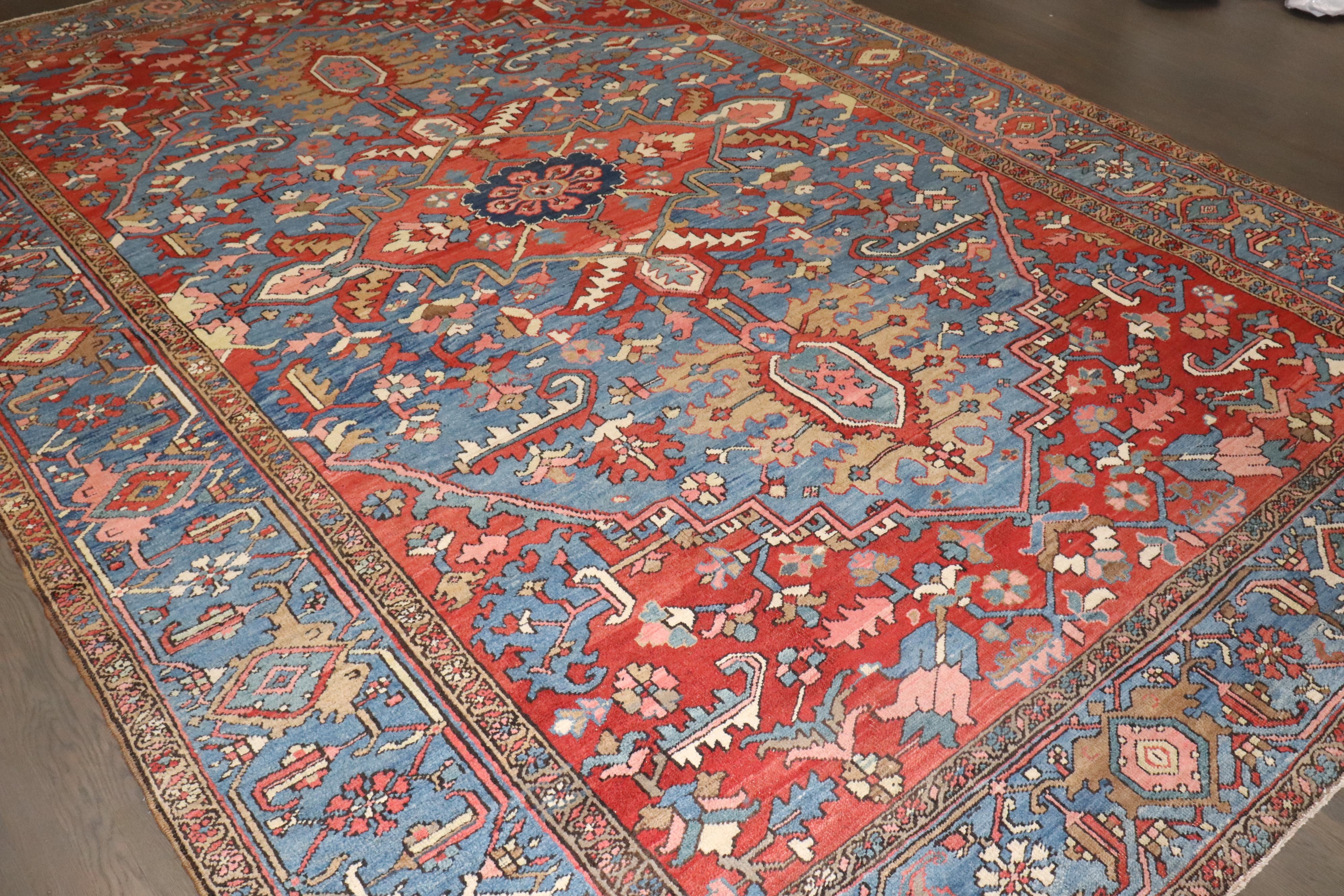 Zabihi Collection Antique Persan Heriz Début du 20ème siècle Tapis en vente 1