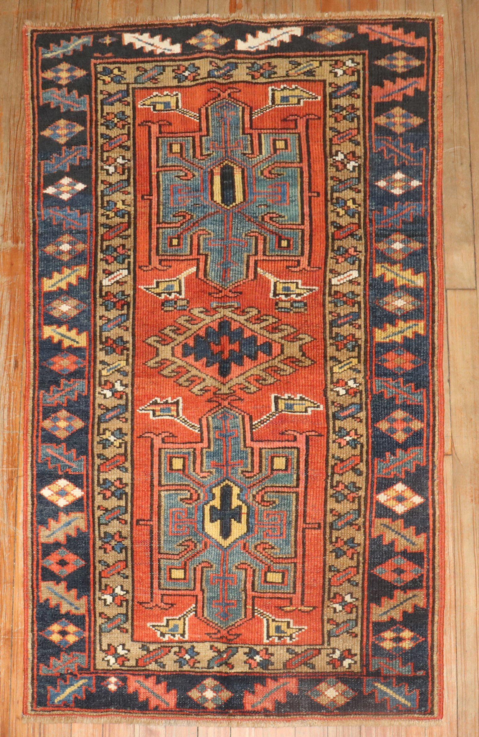 Pequeña alfombra geométrica persa heriz de principios del siglo XX. 

Medidas: 2'8'' x 4'6''

Las alfombras Heriz son muy apreciadas por su versatilidad. Su geometría complementa el mobiliario moderno y sus colores cálidos y profundidad artística