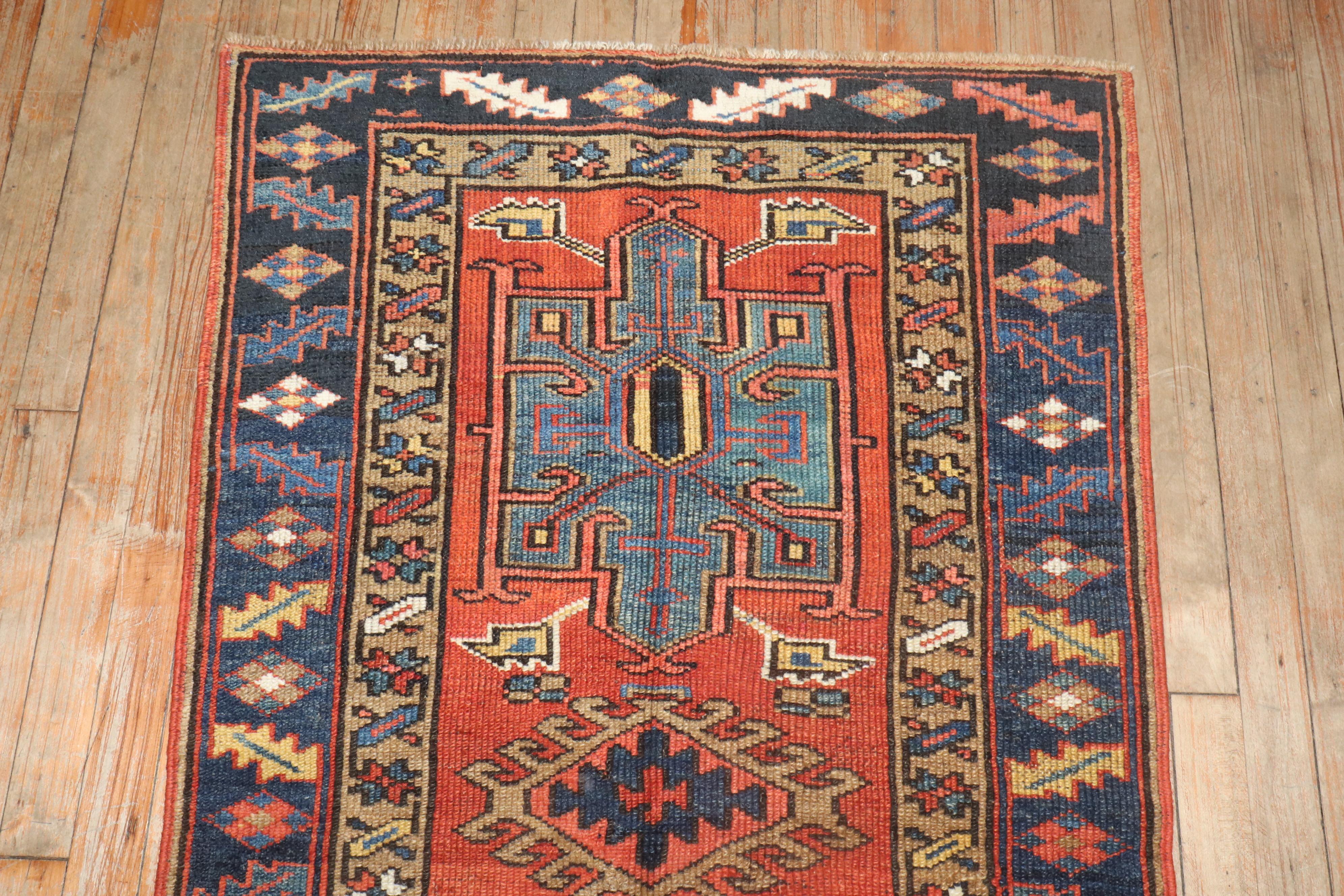 Colección Zabihi Alfombra Persa Antigua Heriz Geométrica Pequeña Serapi en venta