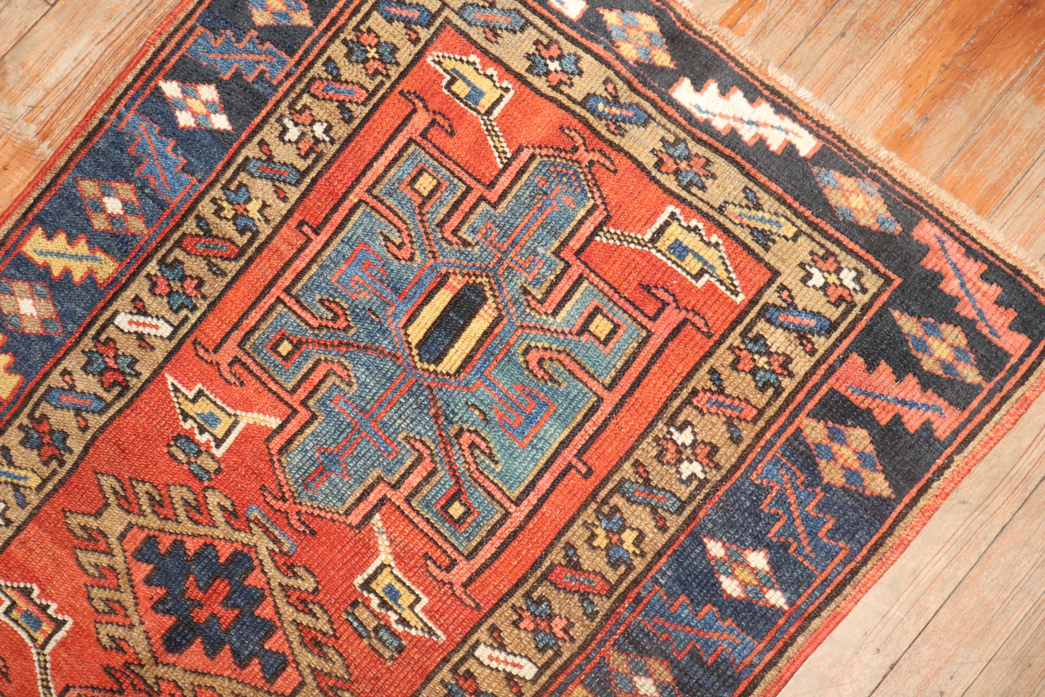 Colección Zabihi Alfombra Persa Antigua Heriz Geométrica Pequeña en Bueno estado para la venta en New York, NY