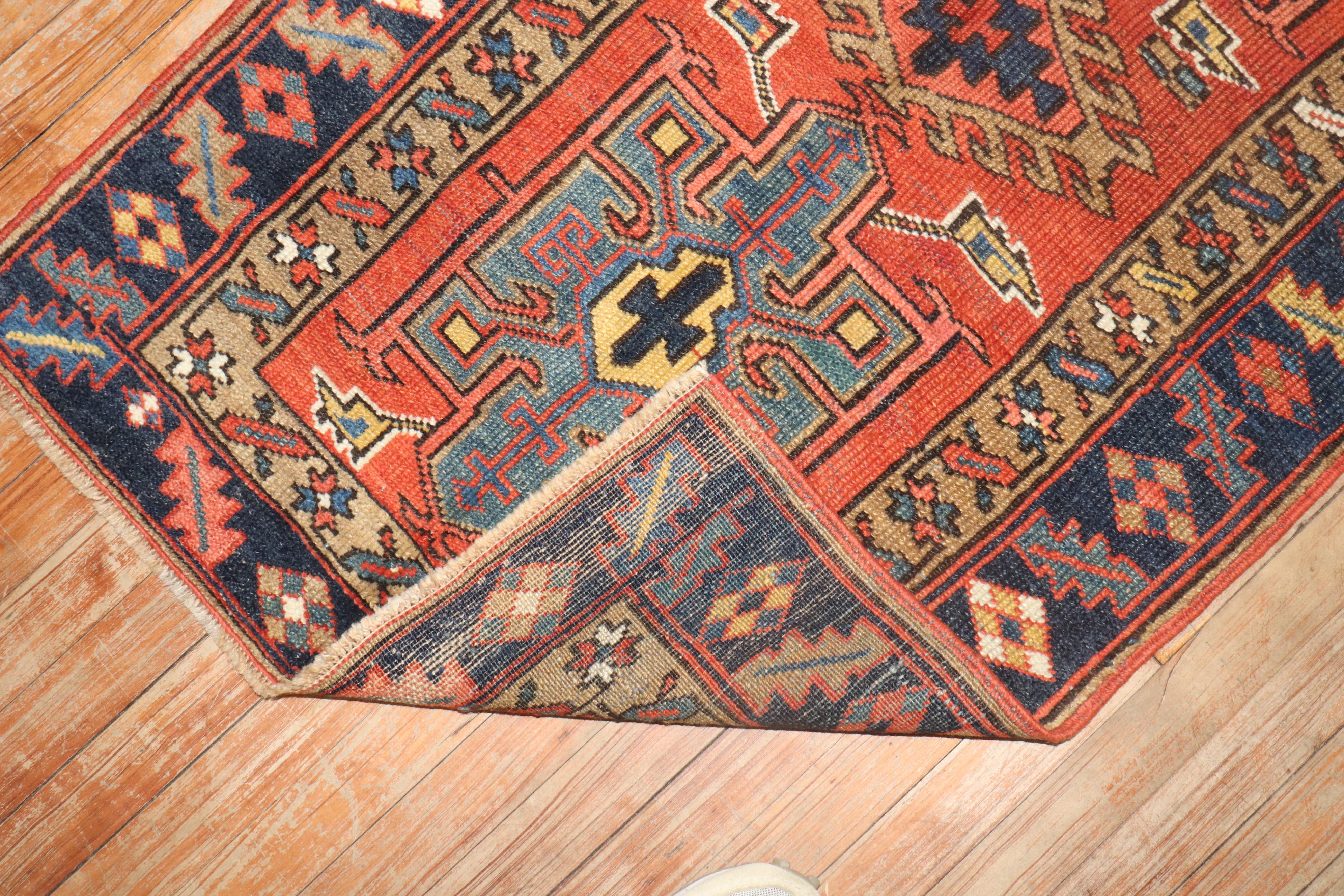 Colección Zabihi Alfombra Persa Antigua Heriz Geométrica Pequeña siglo XX en venta
