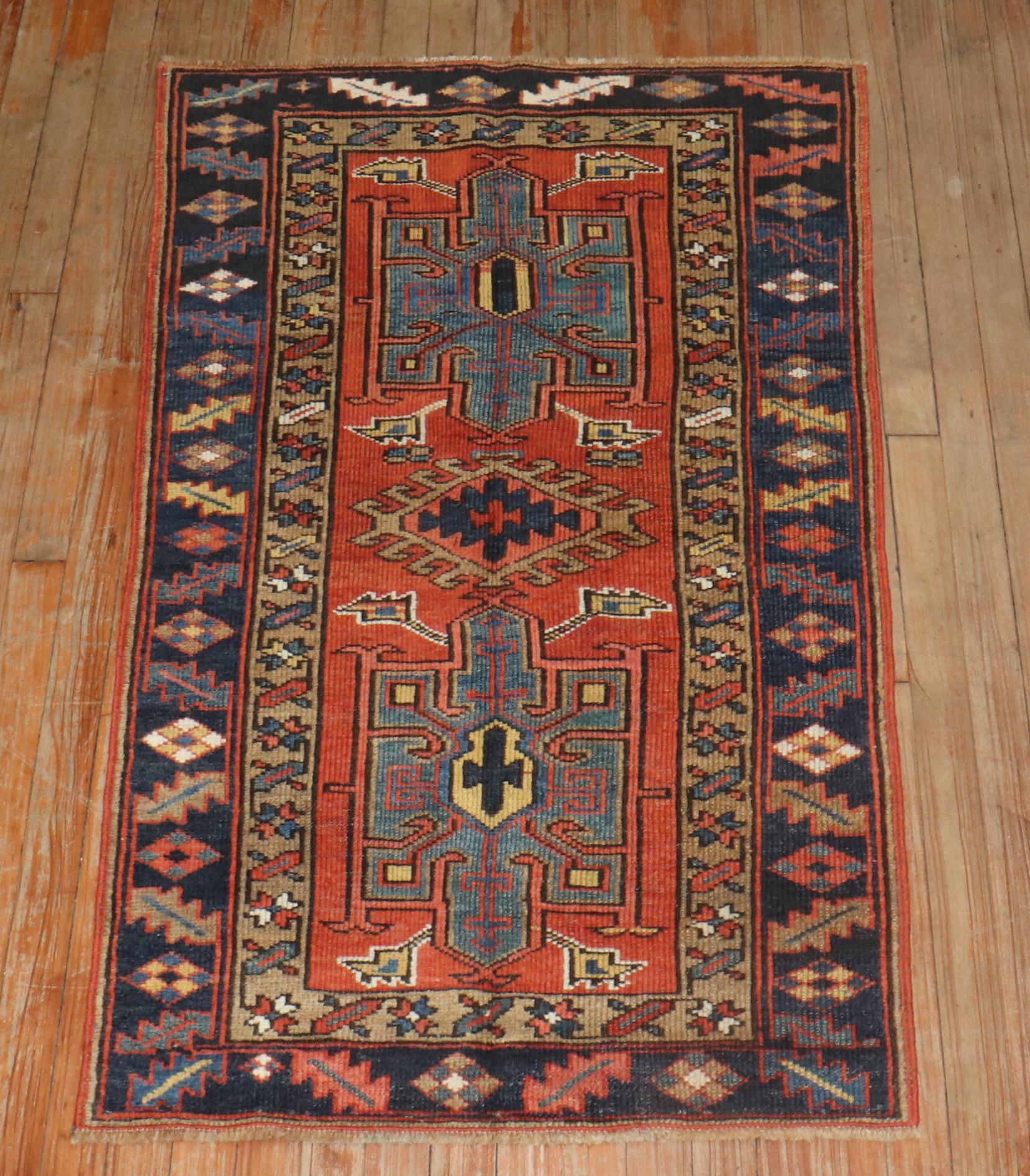 Colección Zabihi Alfombra Persa Antigua Heriz Geométrica Pequeña en venta 1
