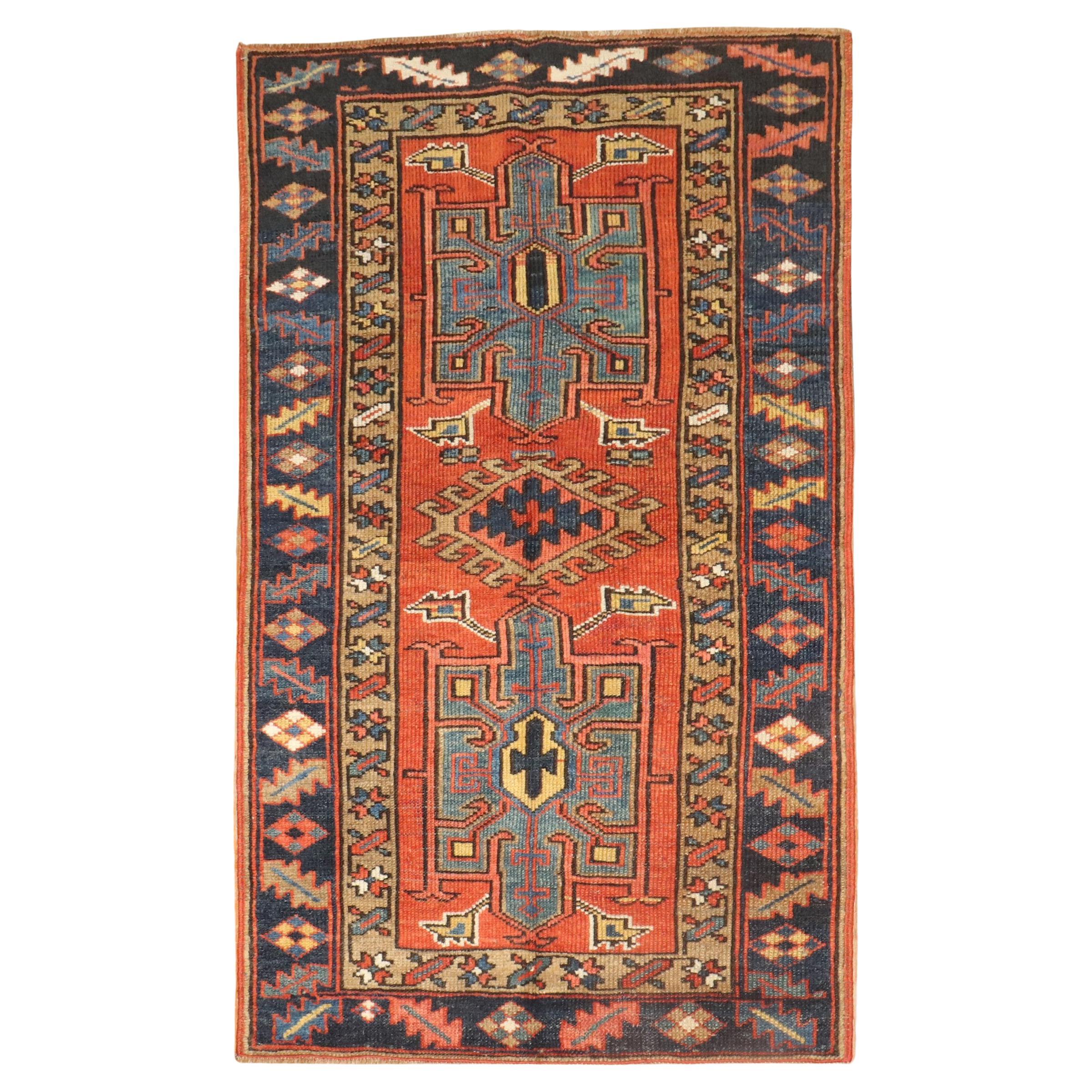 Colección Zabihi Alfombra Persa Antigua Heriz Geométrica Pequeña en venta