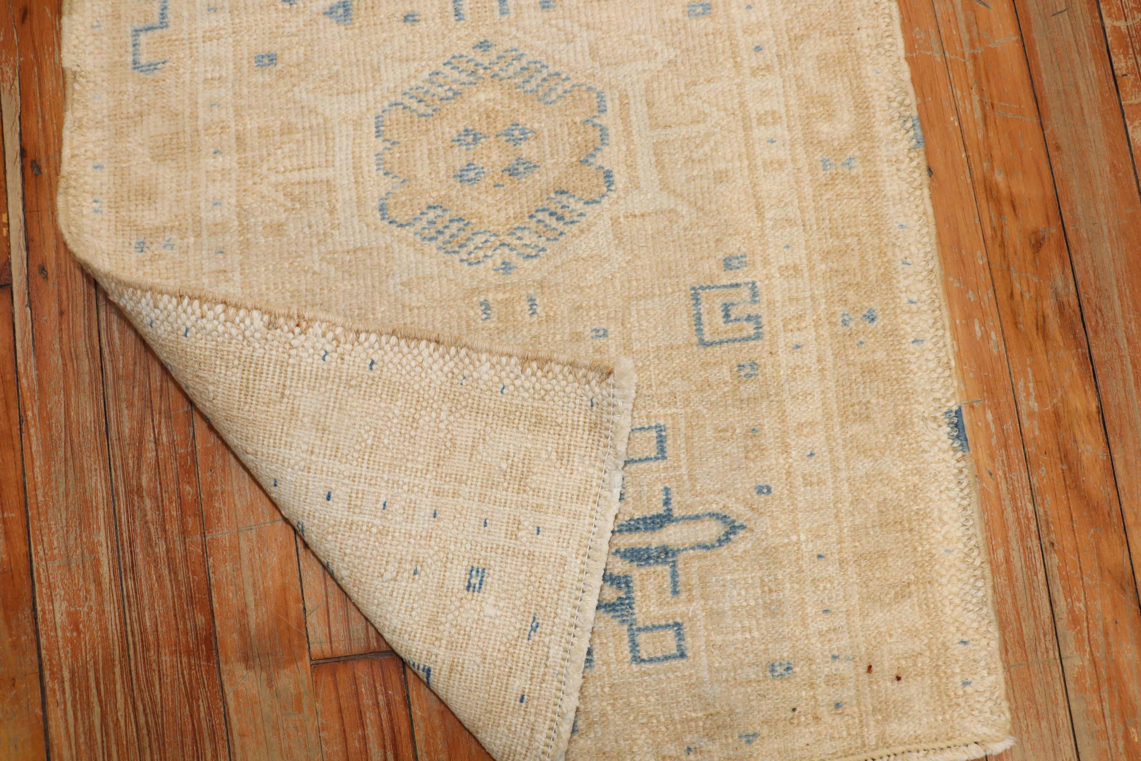 1st quarter of the 20th-century Mini size Persian Heriz rug in neutral colors

Measures: 1'10'' x 2'9''