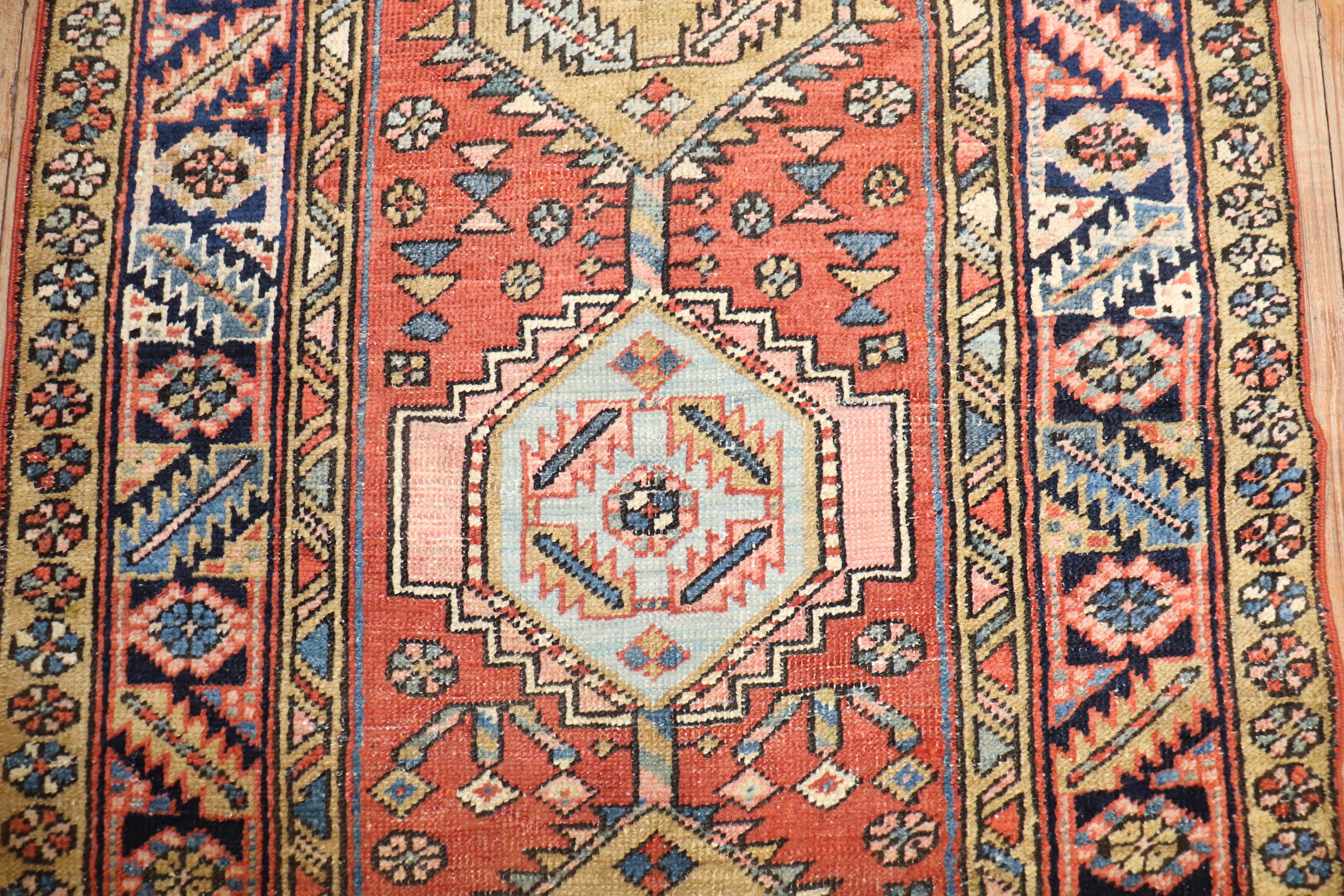 Petit tapis persan Heriz des années 1920

Détails
rug no.	j3129
taille	3' 1