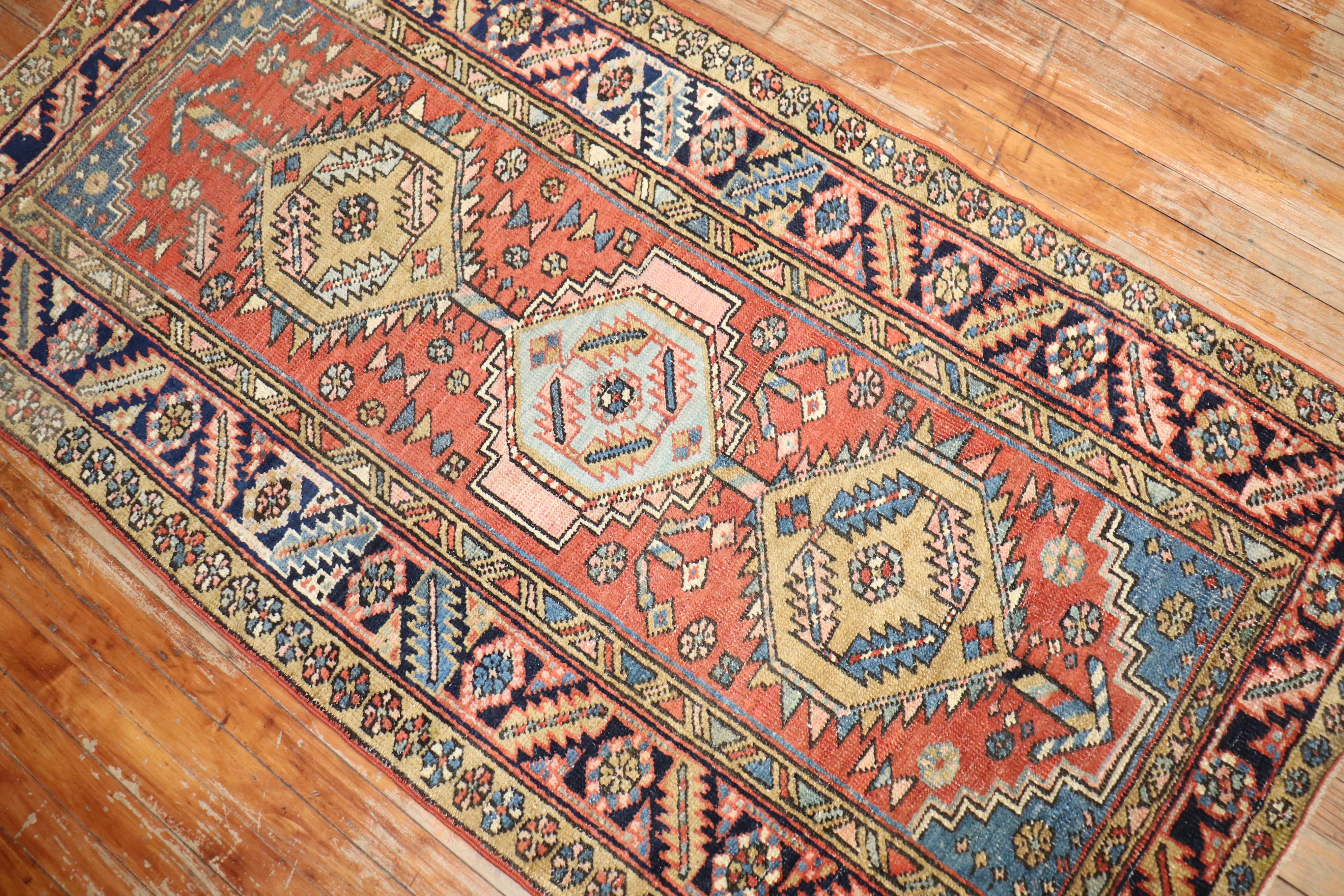 Chippendale Tapis de couloir Heriz persan ancien de la collection Zabihi en vente