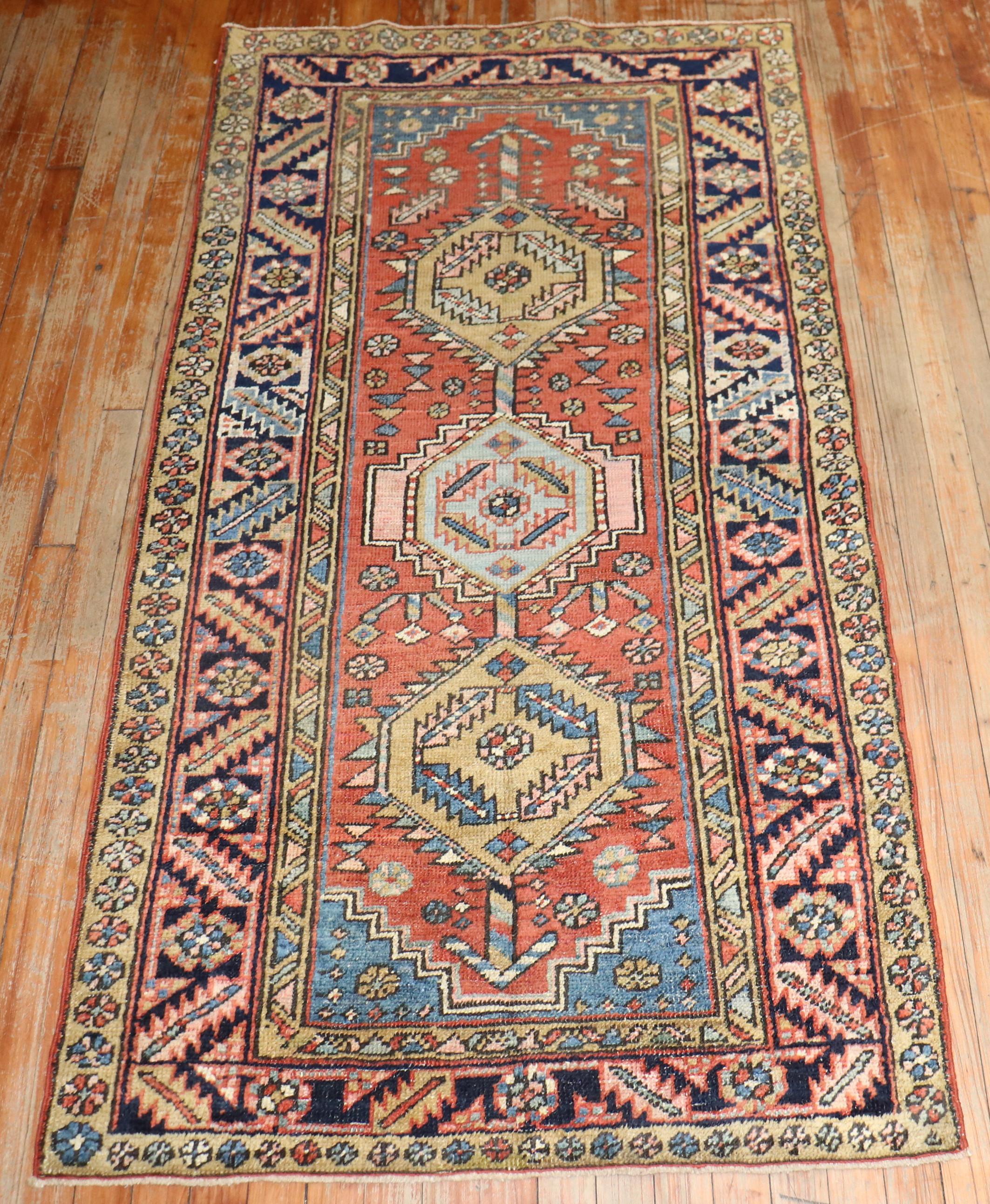 Noué à la main Tapis de couloir Heriz persan ancien de la collection Zabihi en vente