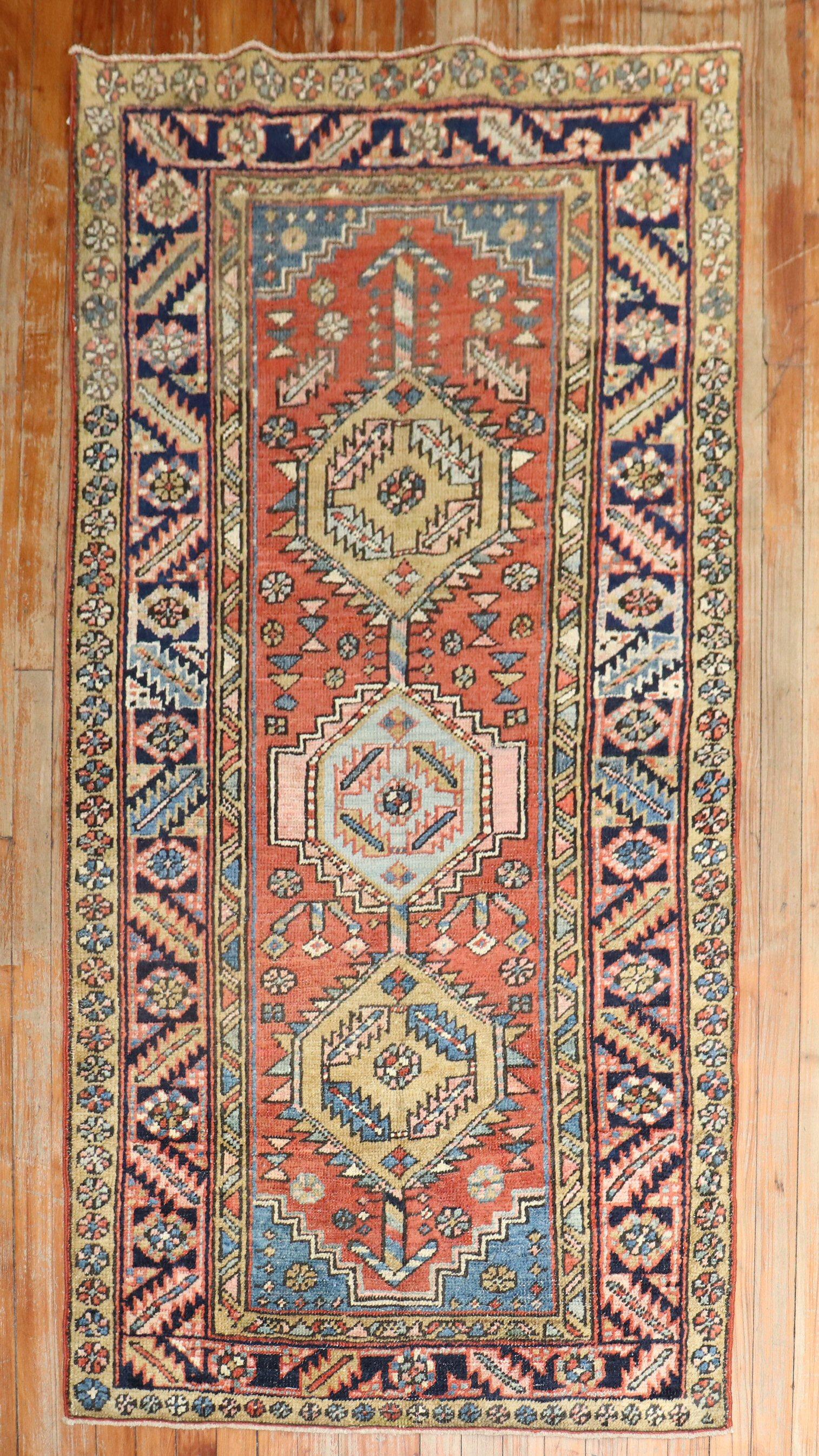 Tapis de couloir Heriz persan ancien de la collection Zabihi Bon état - En vente à New York, NY